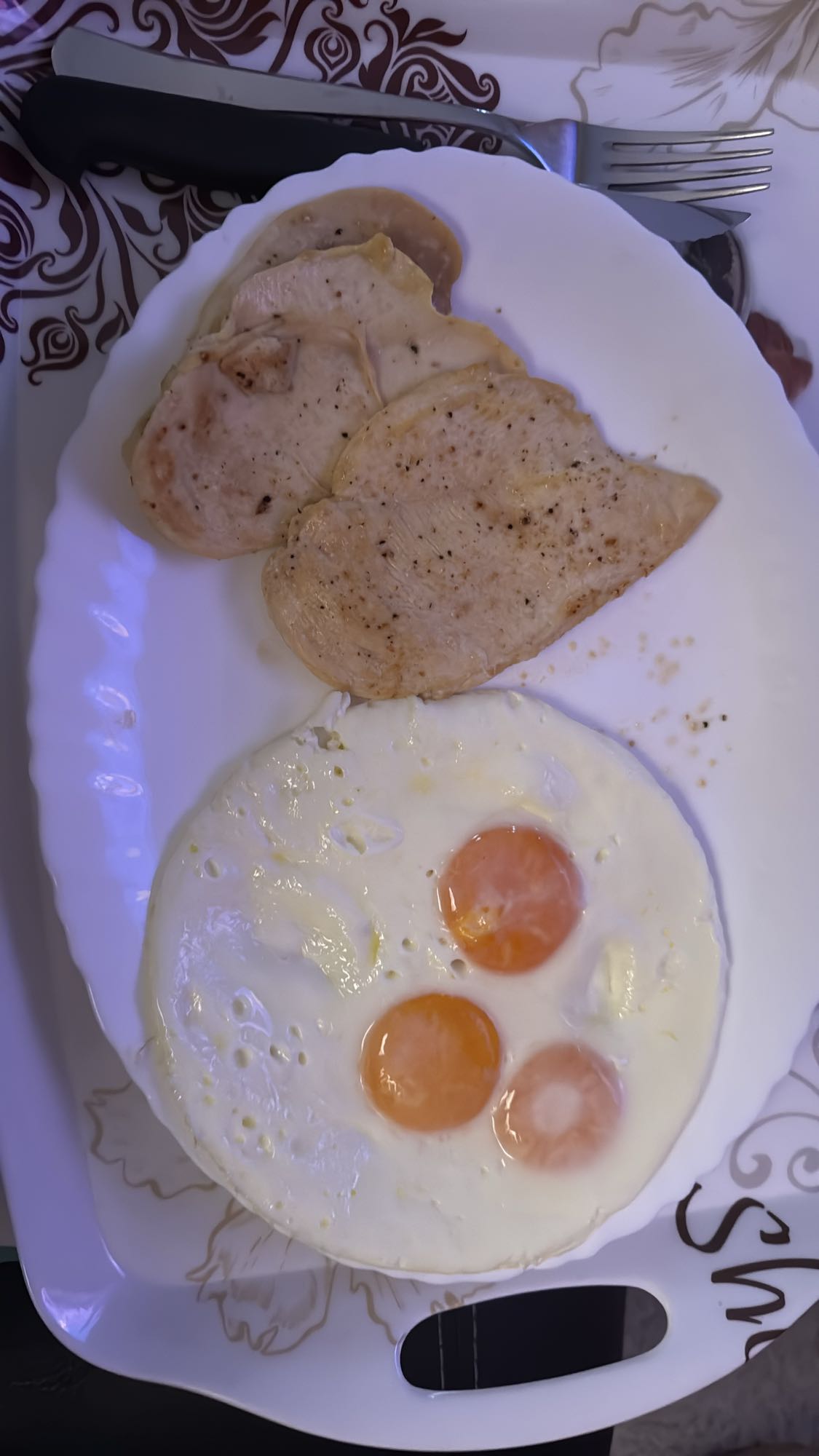 Pollo y huevos a la plancha