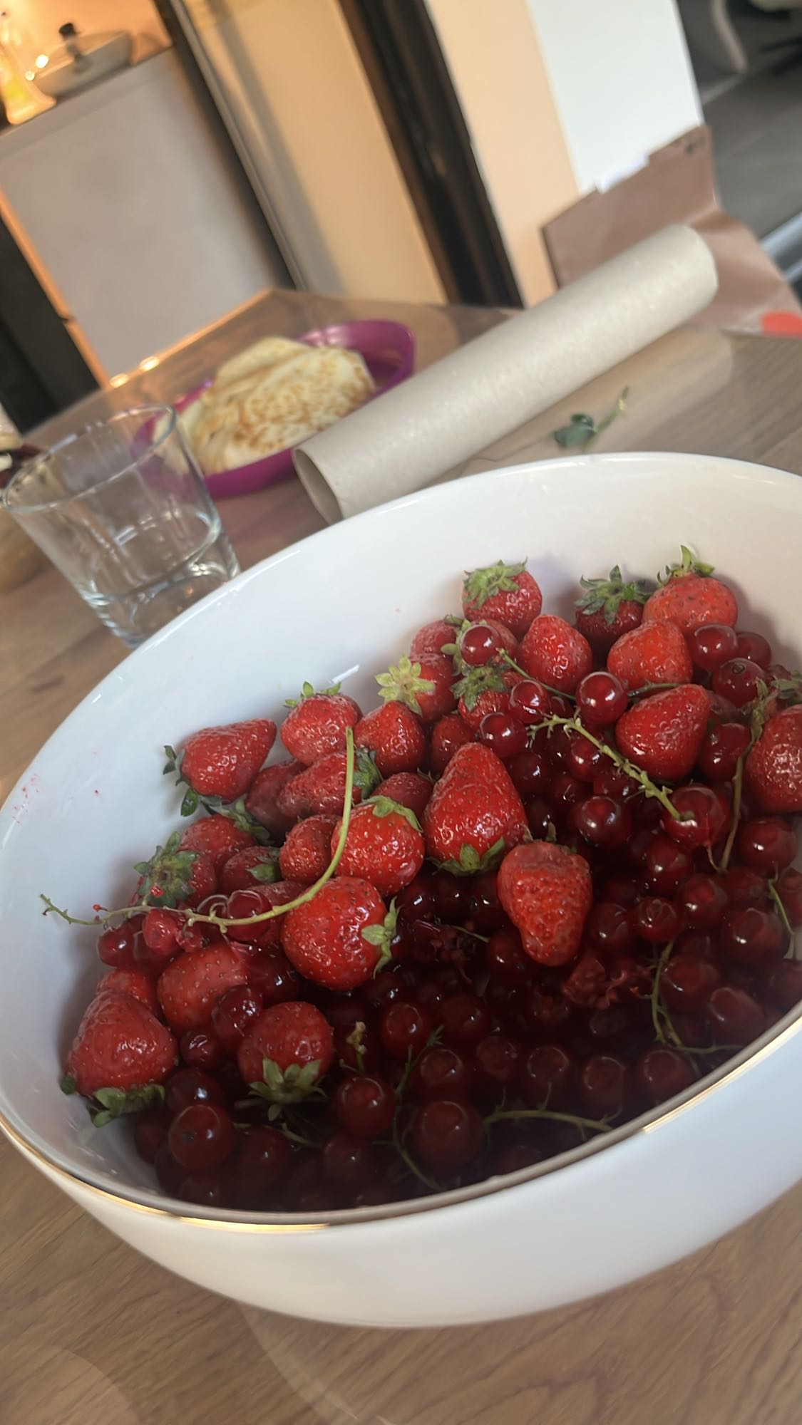 Aardbeien en rode bessen