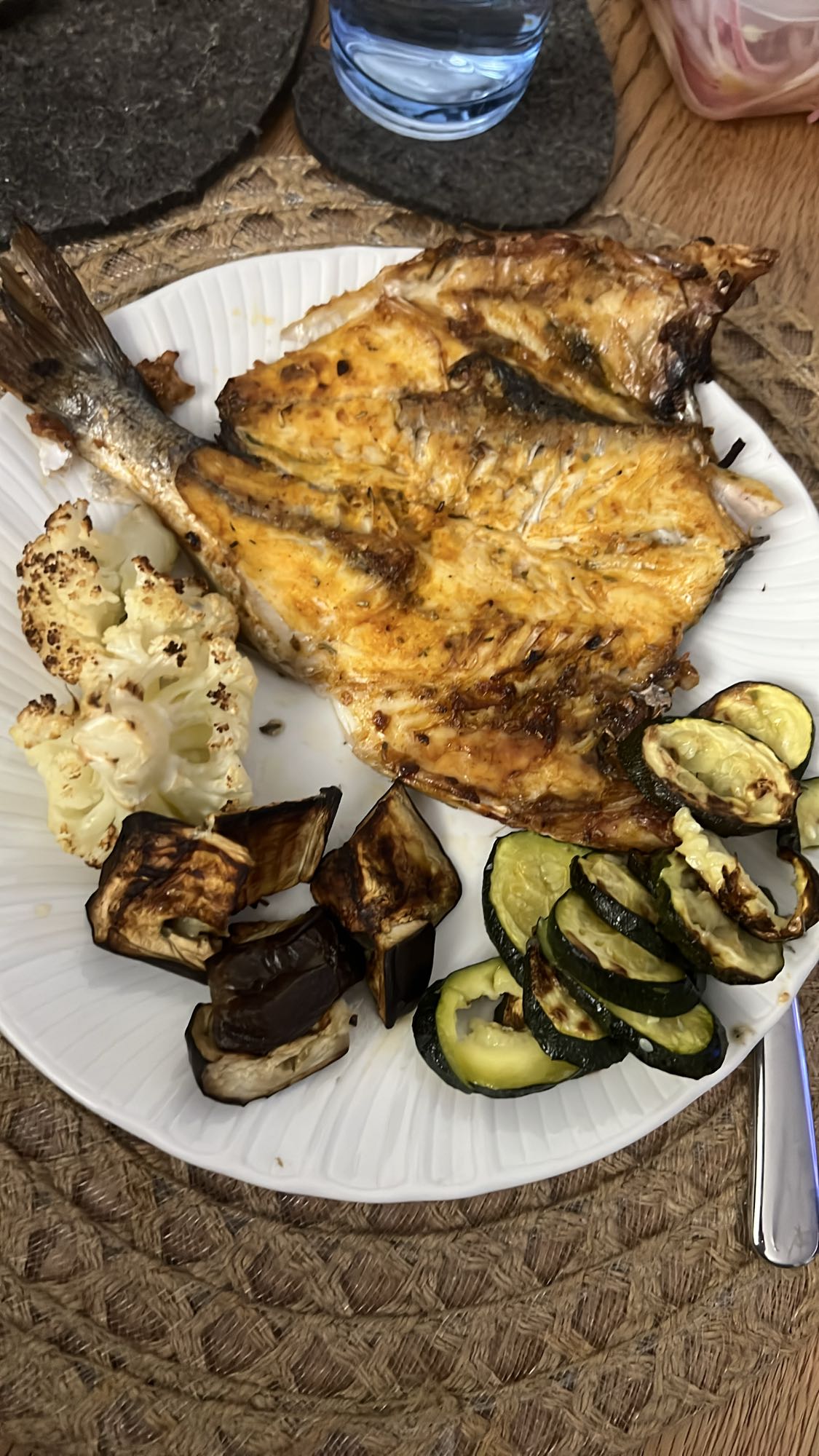 Izgara balık ve sebzeler