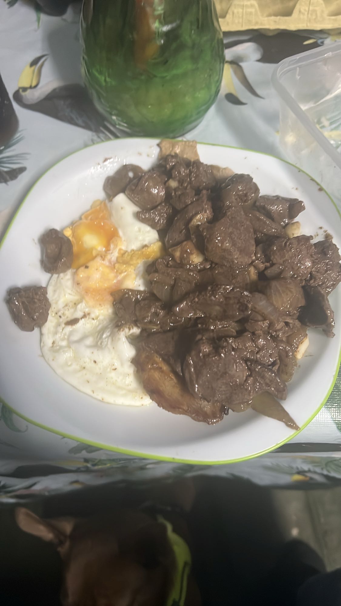 hígado con huevo frito