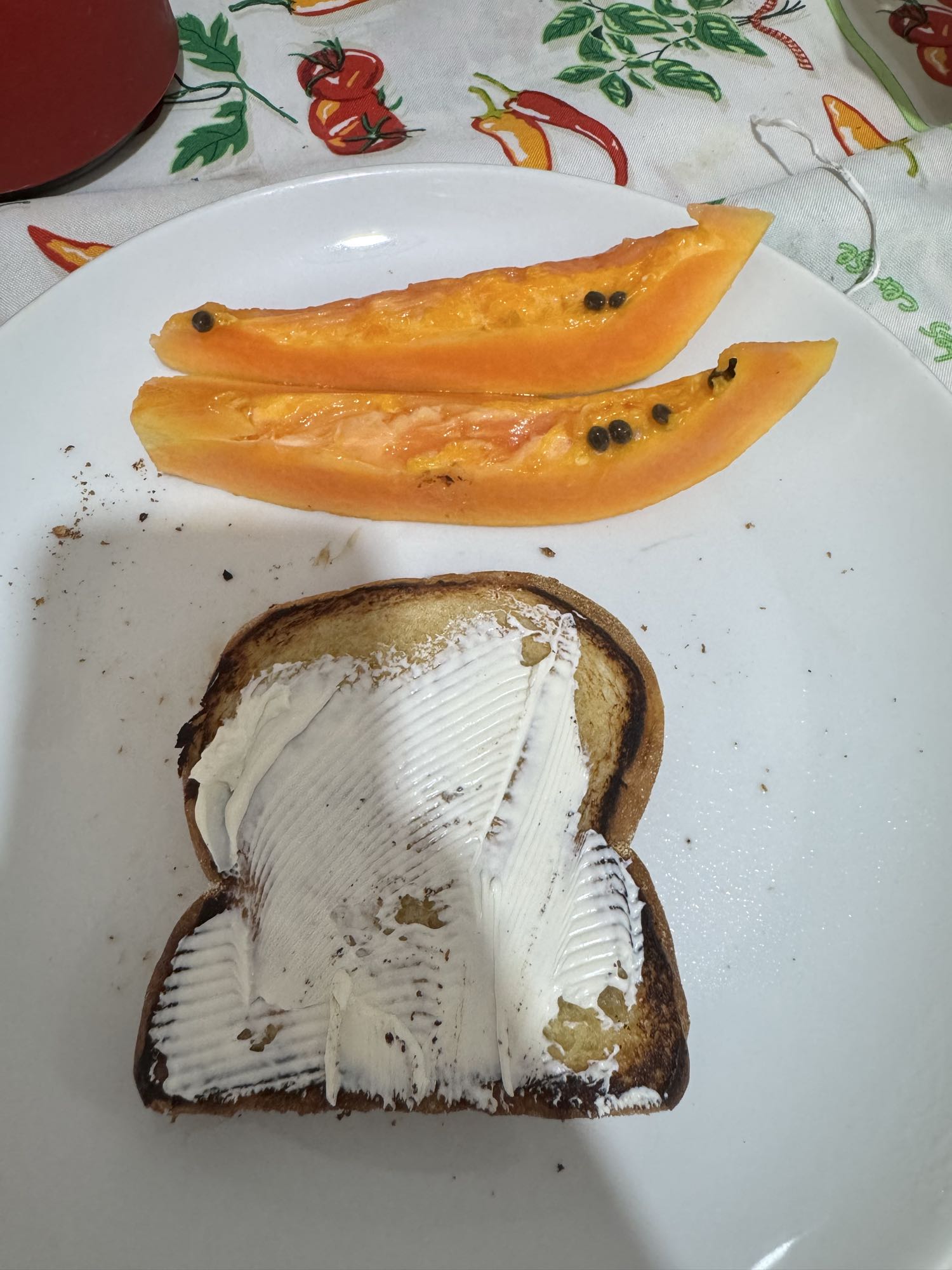 Torrada com requeijão e mamão