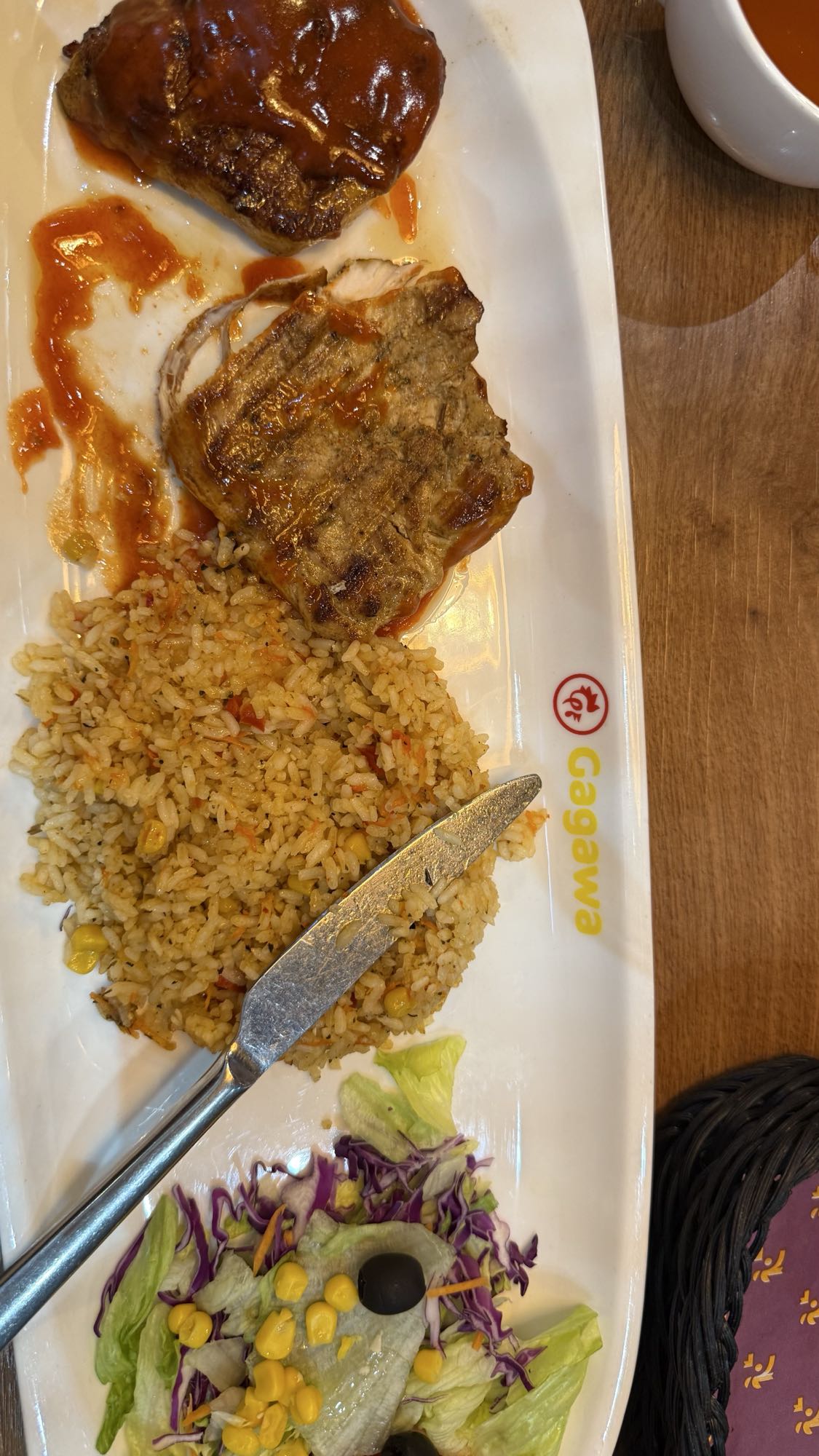 рис, мясо и салат