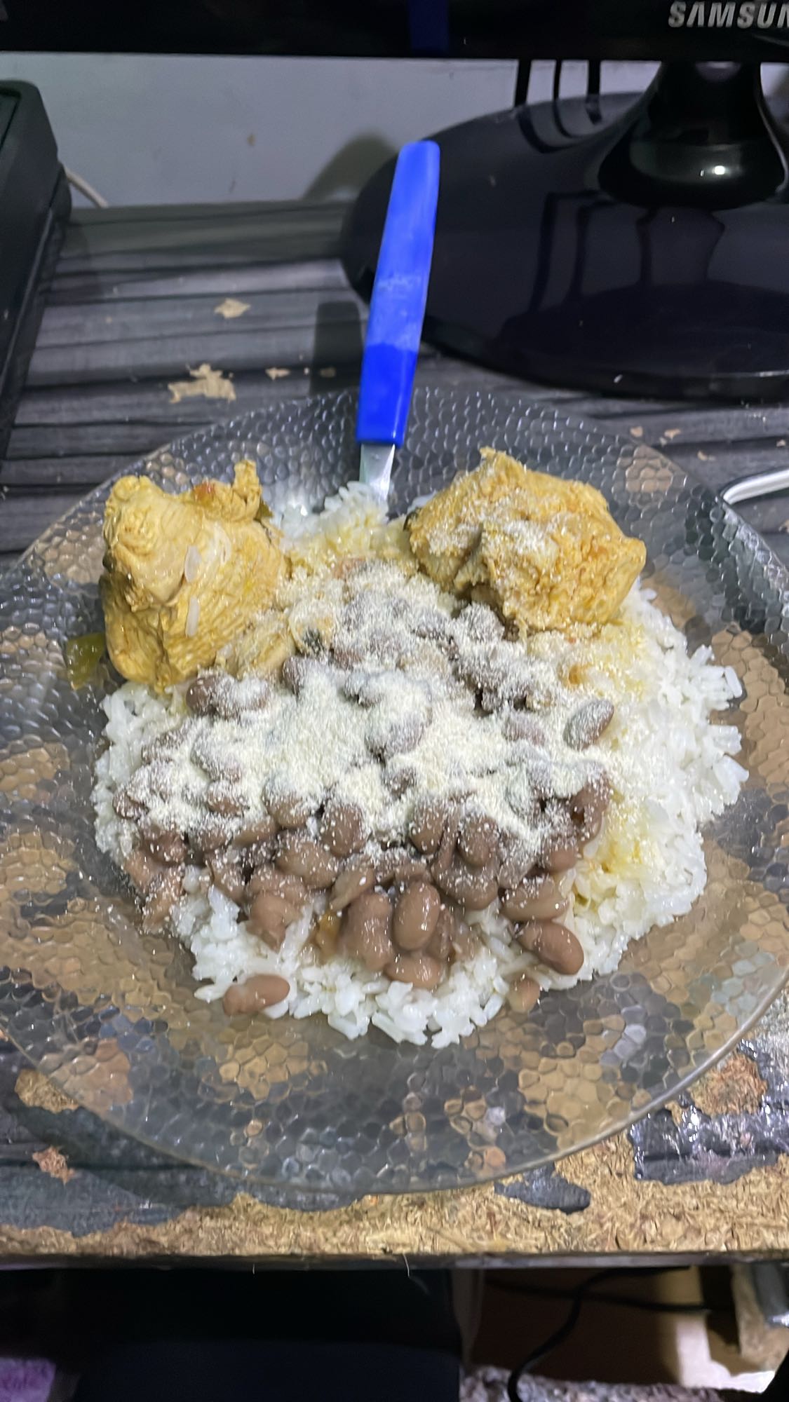 Arroz, feijão, frango e queijo