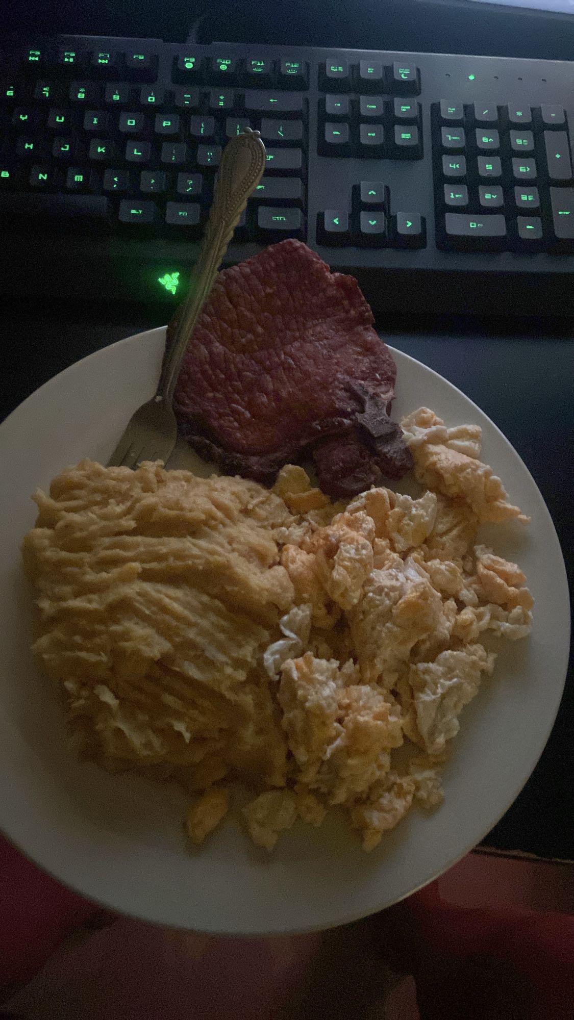 huevo revuelto y carne