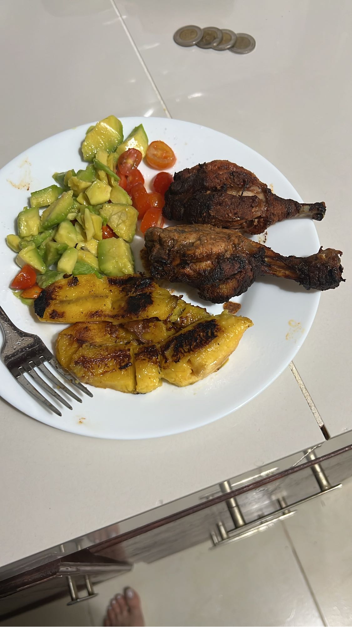 Pollo con plátano y ensalada