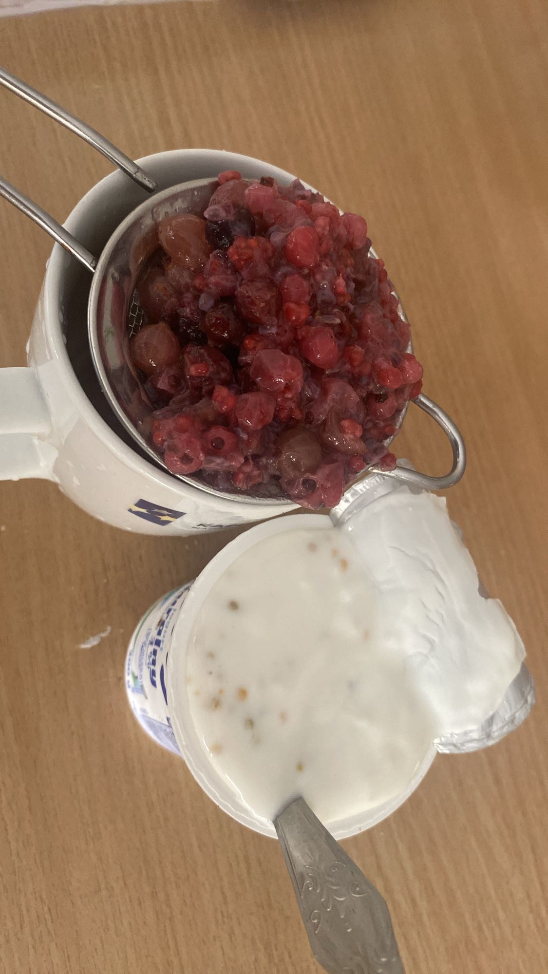 jogurt z owocami leśnymi