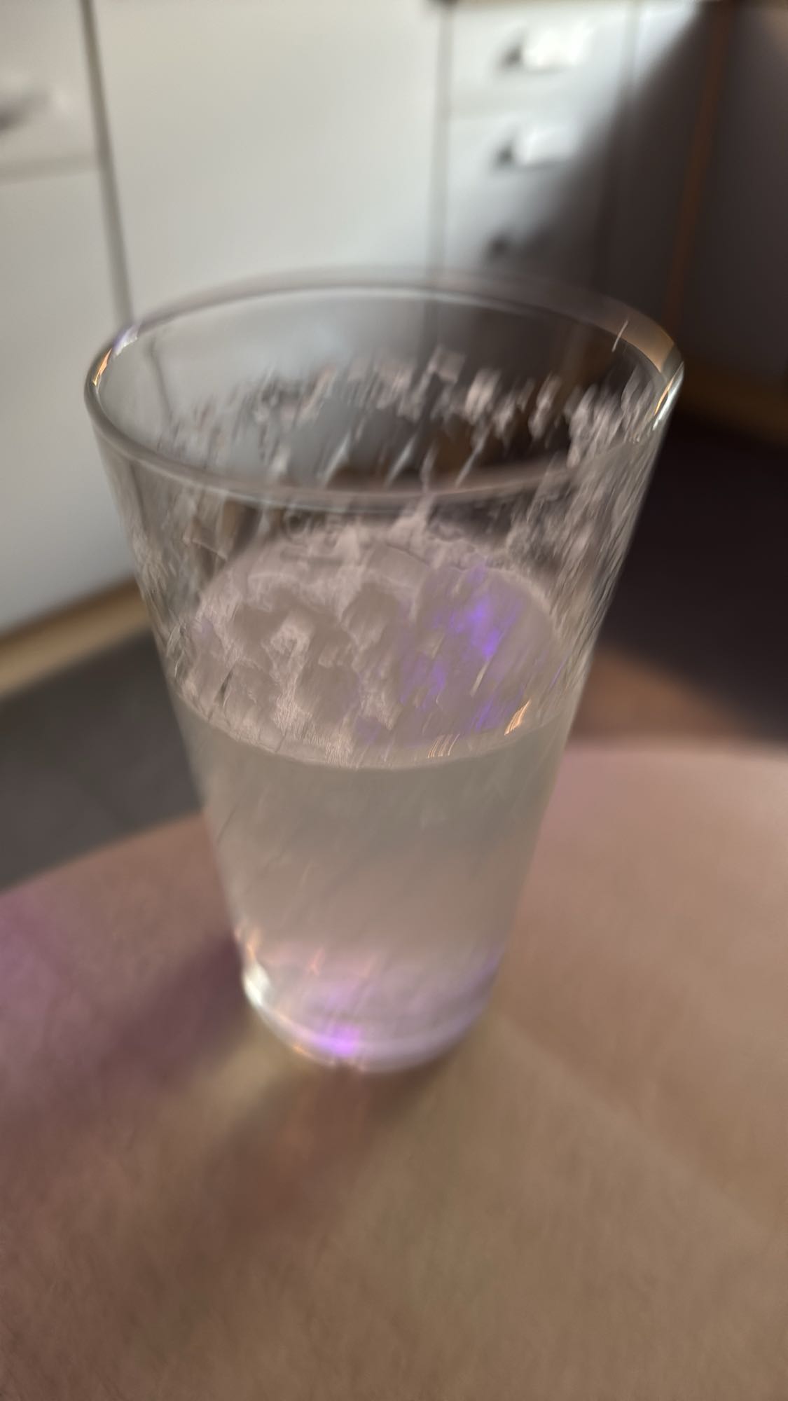 Glas Wasser mit einer ausgepressten Zitrone