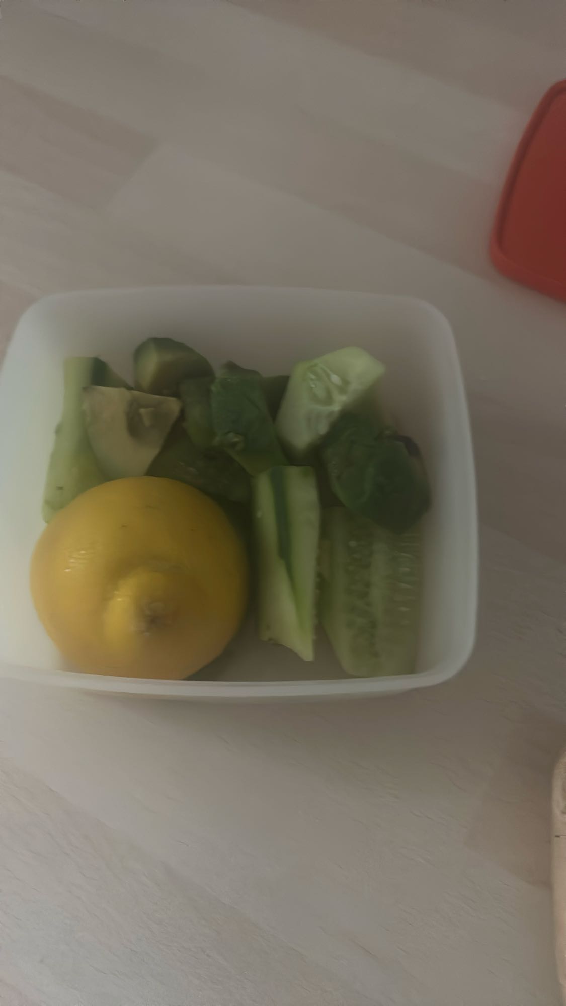 Avokadolu Salata Kabı