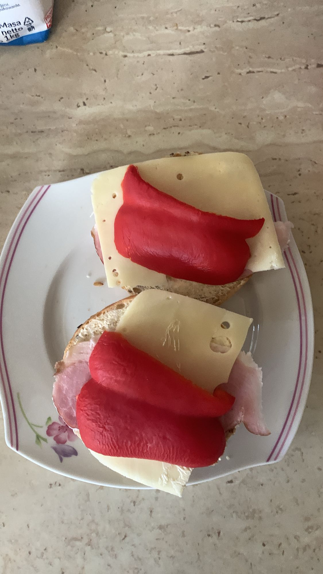 Kanapki z szynką, serem i papryką