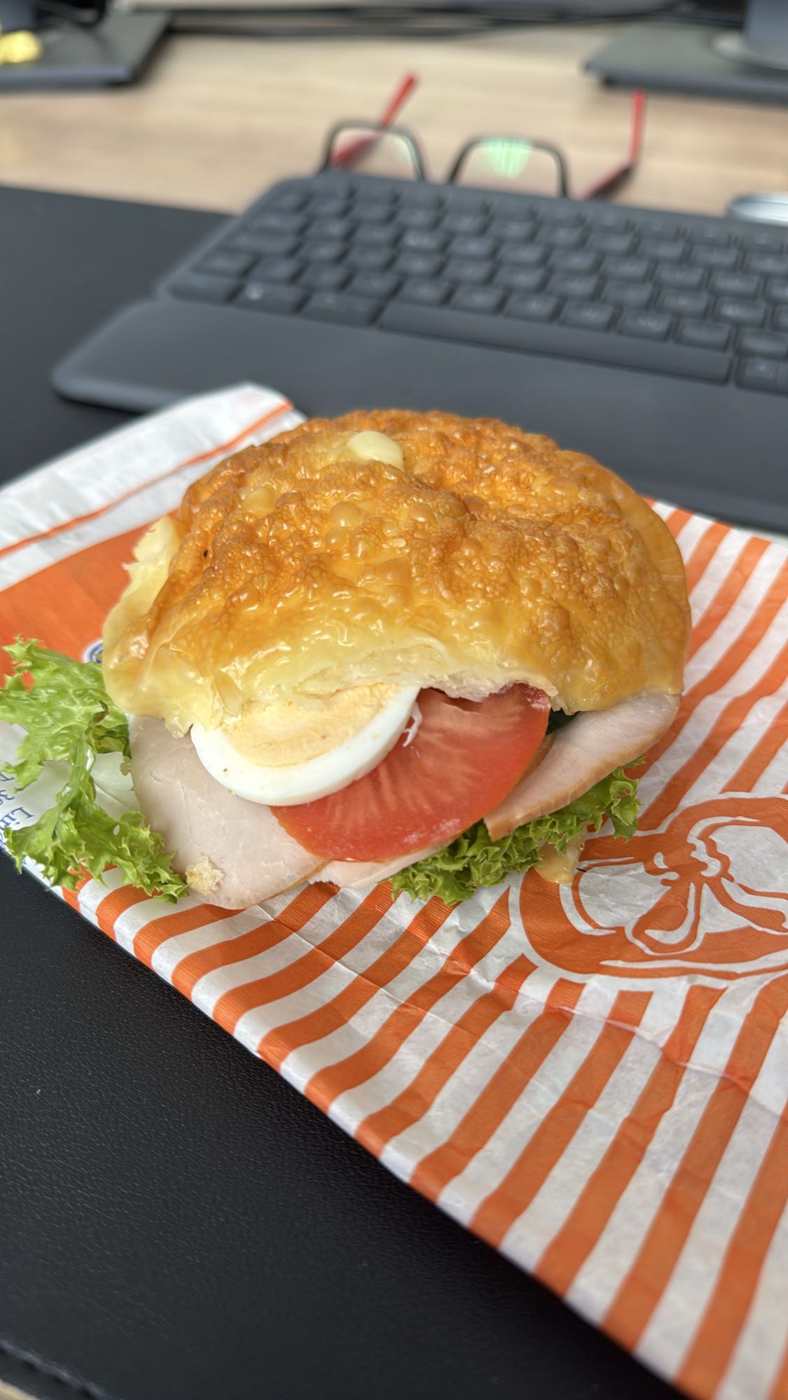 Kaasbroodje met kip en ei