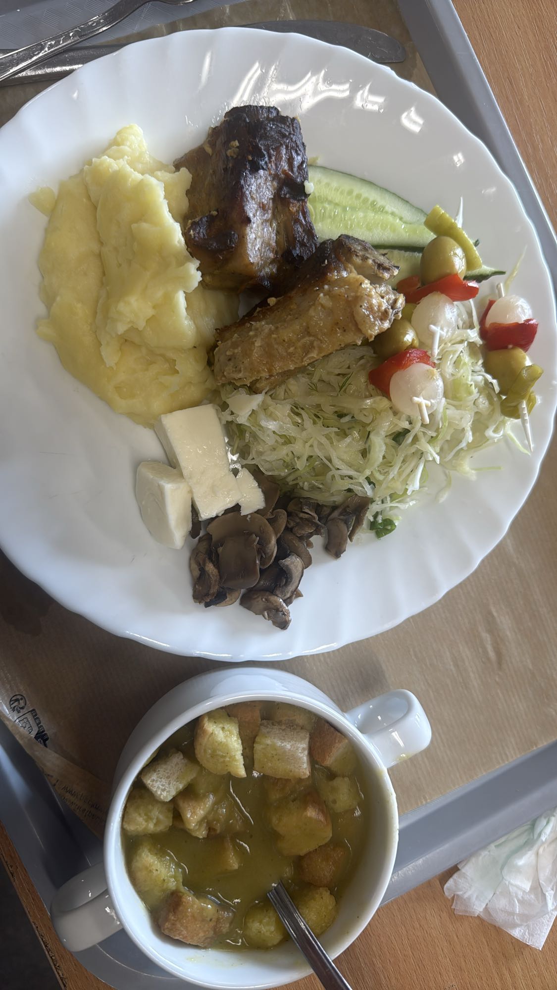 Prânz cu supă și carne