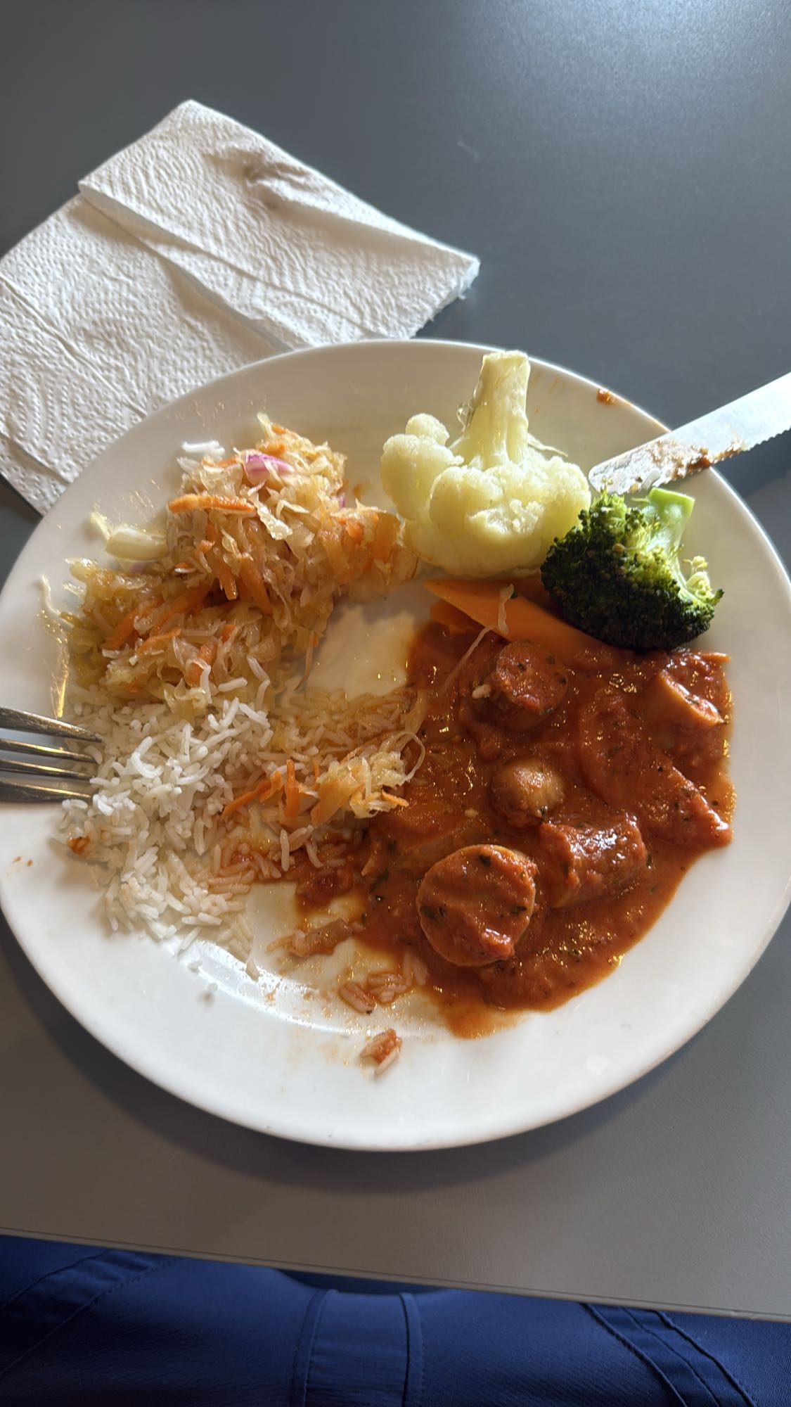 Ryż, kiełbasa w sosie, warzywa