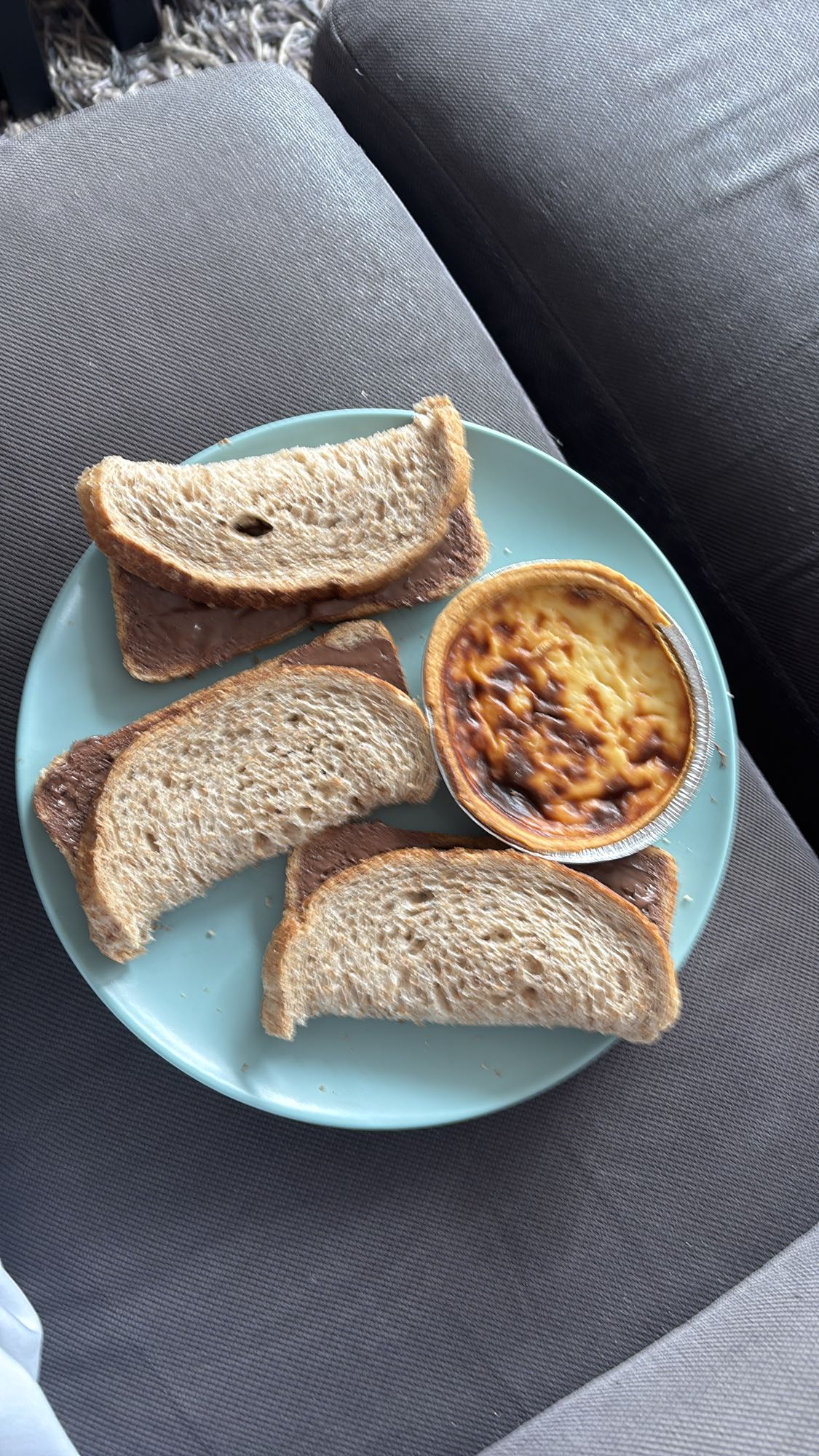 Brood met chocopasta en taartje
