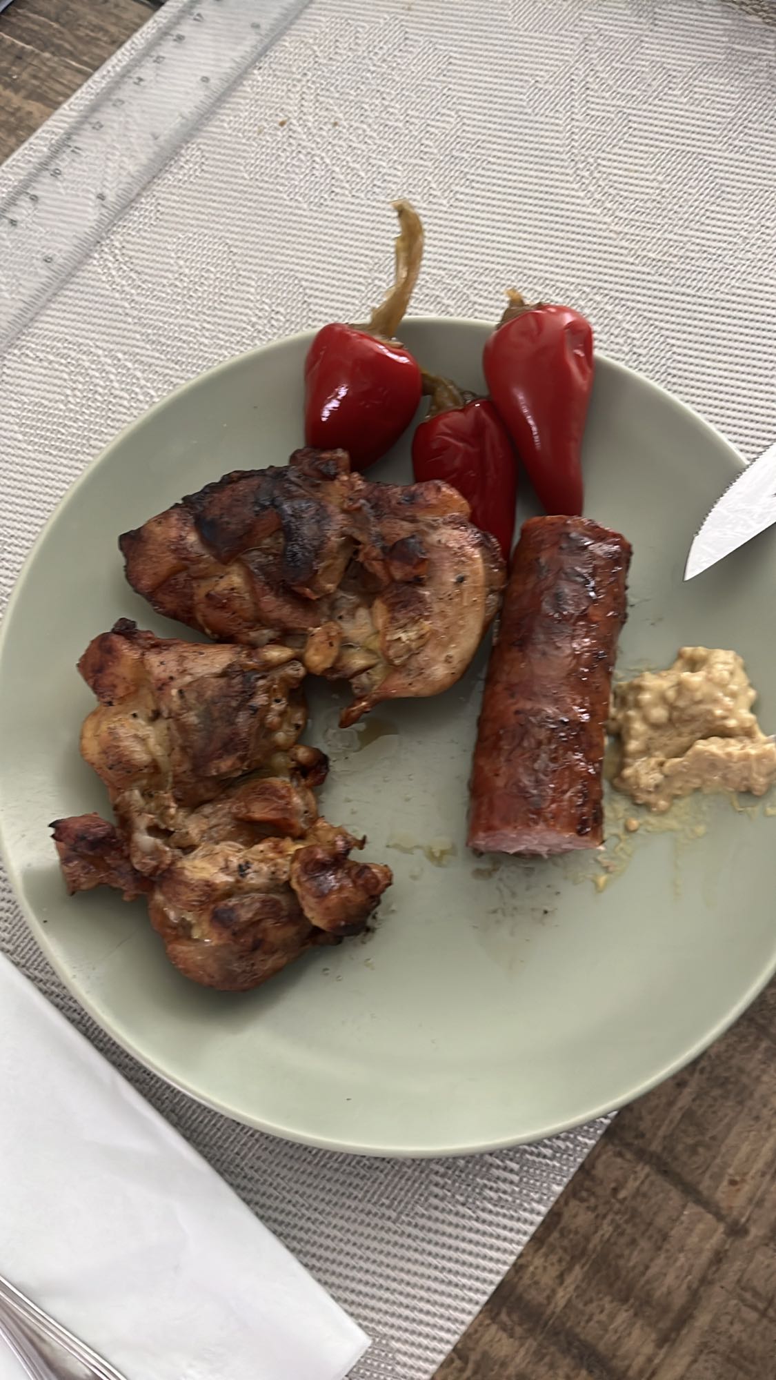 Grătar cu cârnați și ardei