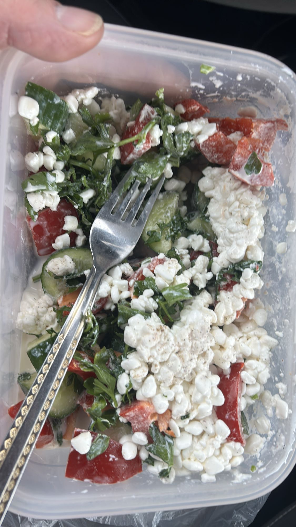 Sałatka z twarogiem i warzywami