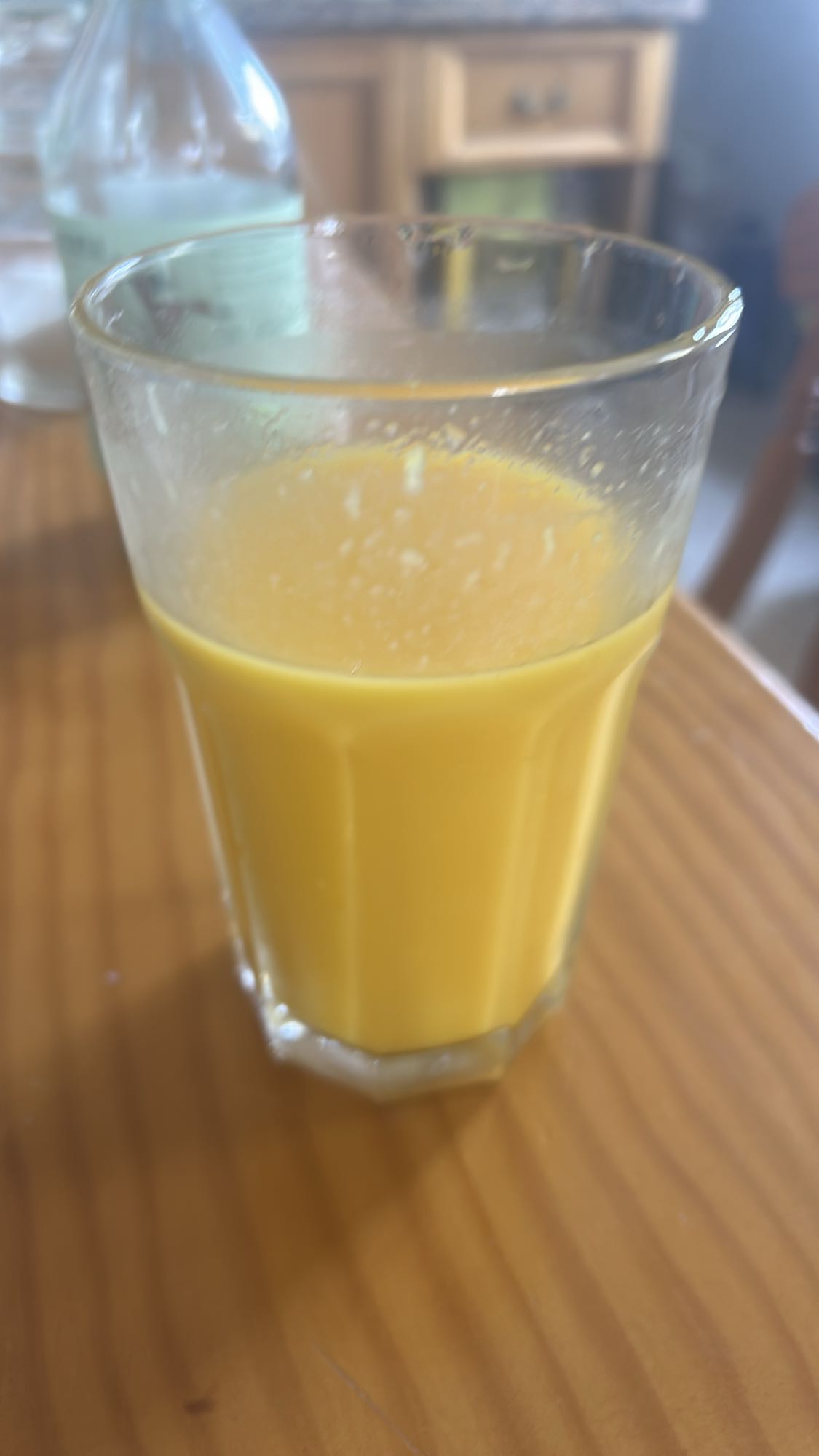 vaso de jugo de naranja