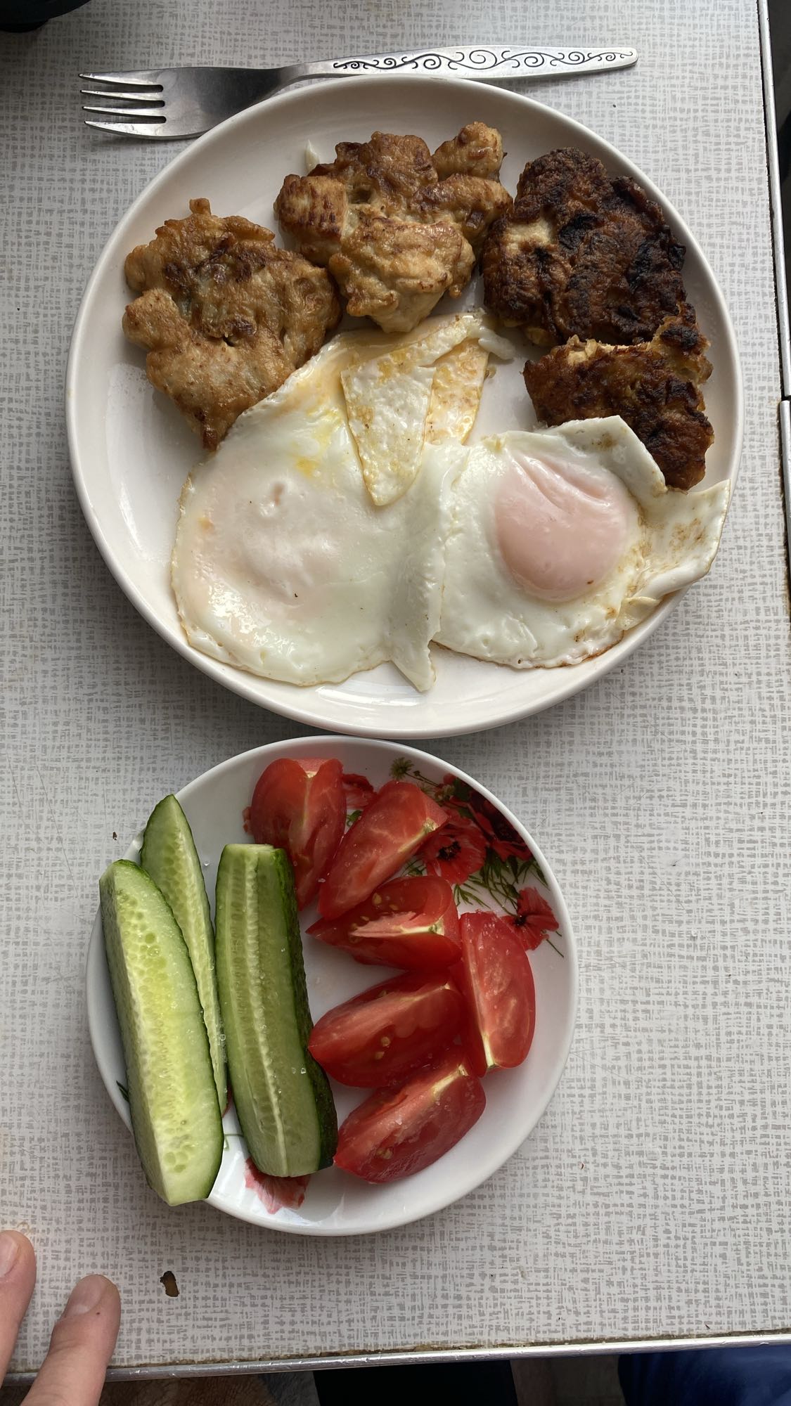 Яичница с котлетами и овощами