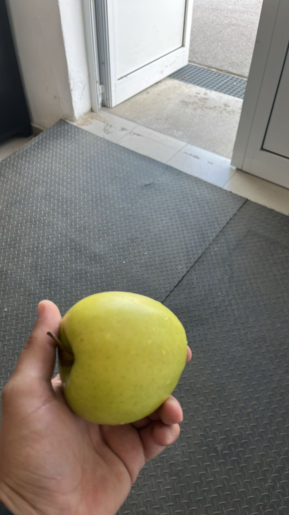 Зелена ябълка