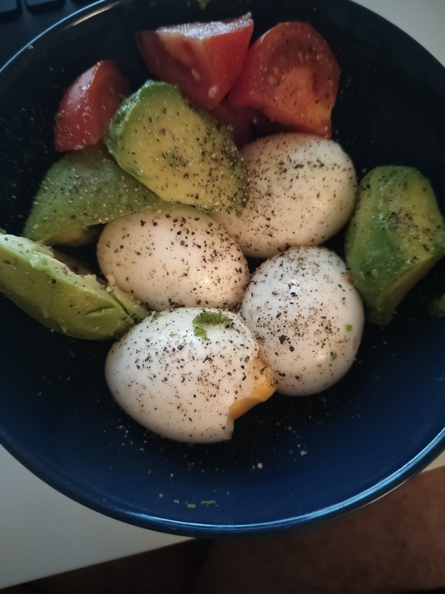 Ägg, avokado och tomat