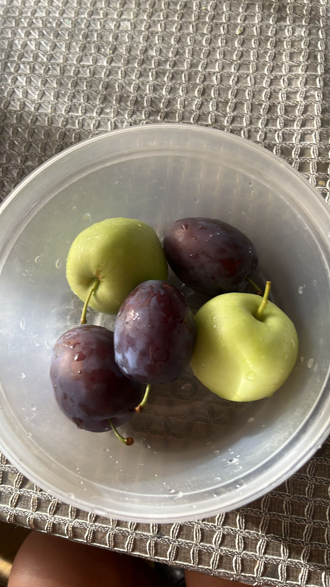 сливы и зелёные яблоки