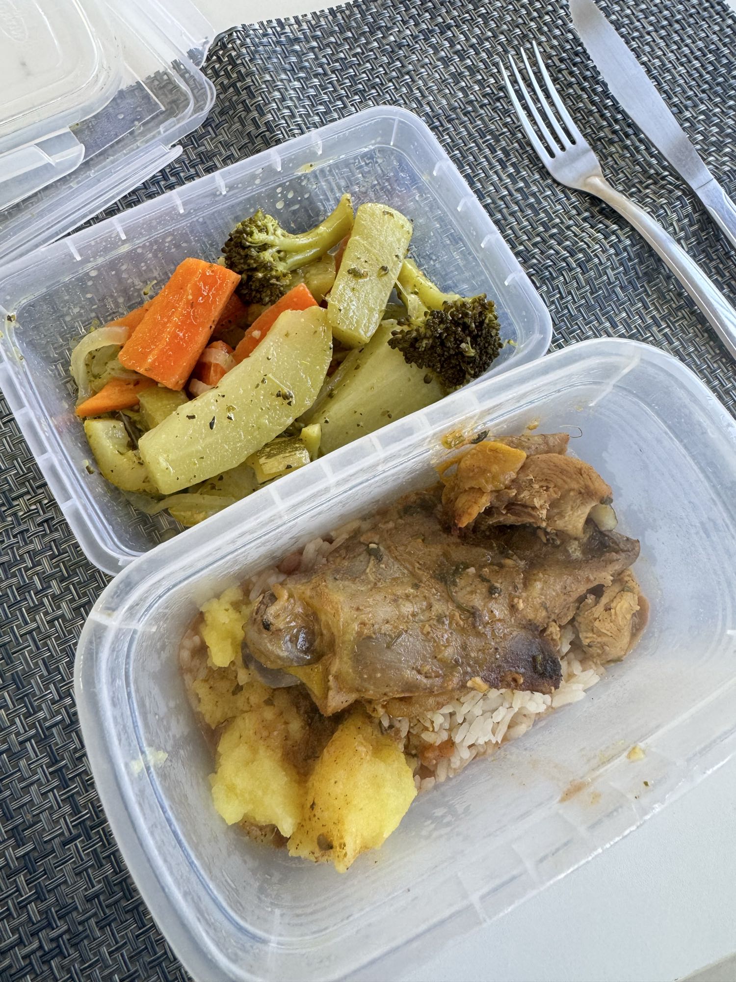 Carne com arroz, legumes e purê