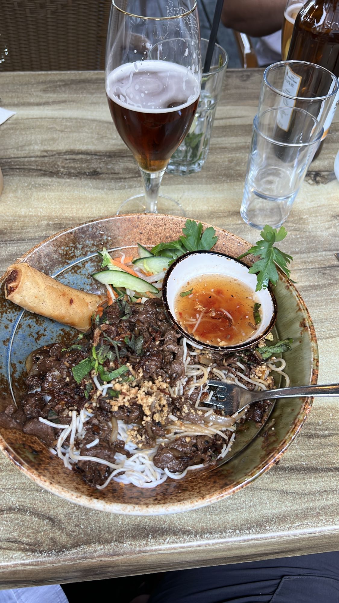 Bun Thit Nuong med vårrulle