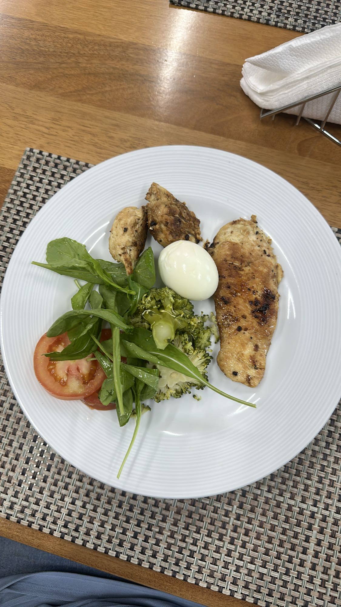 Frango grelhado com salada