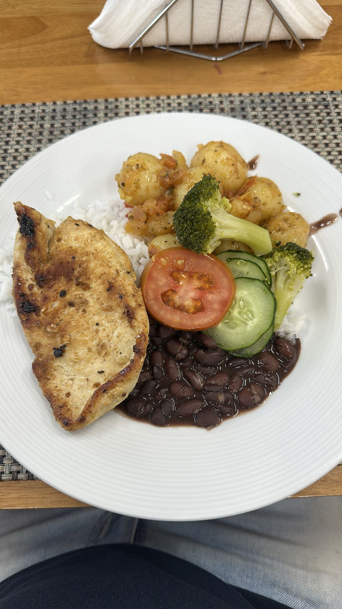 Frango com arroz e legumes