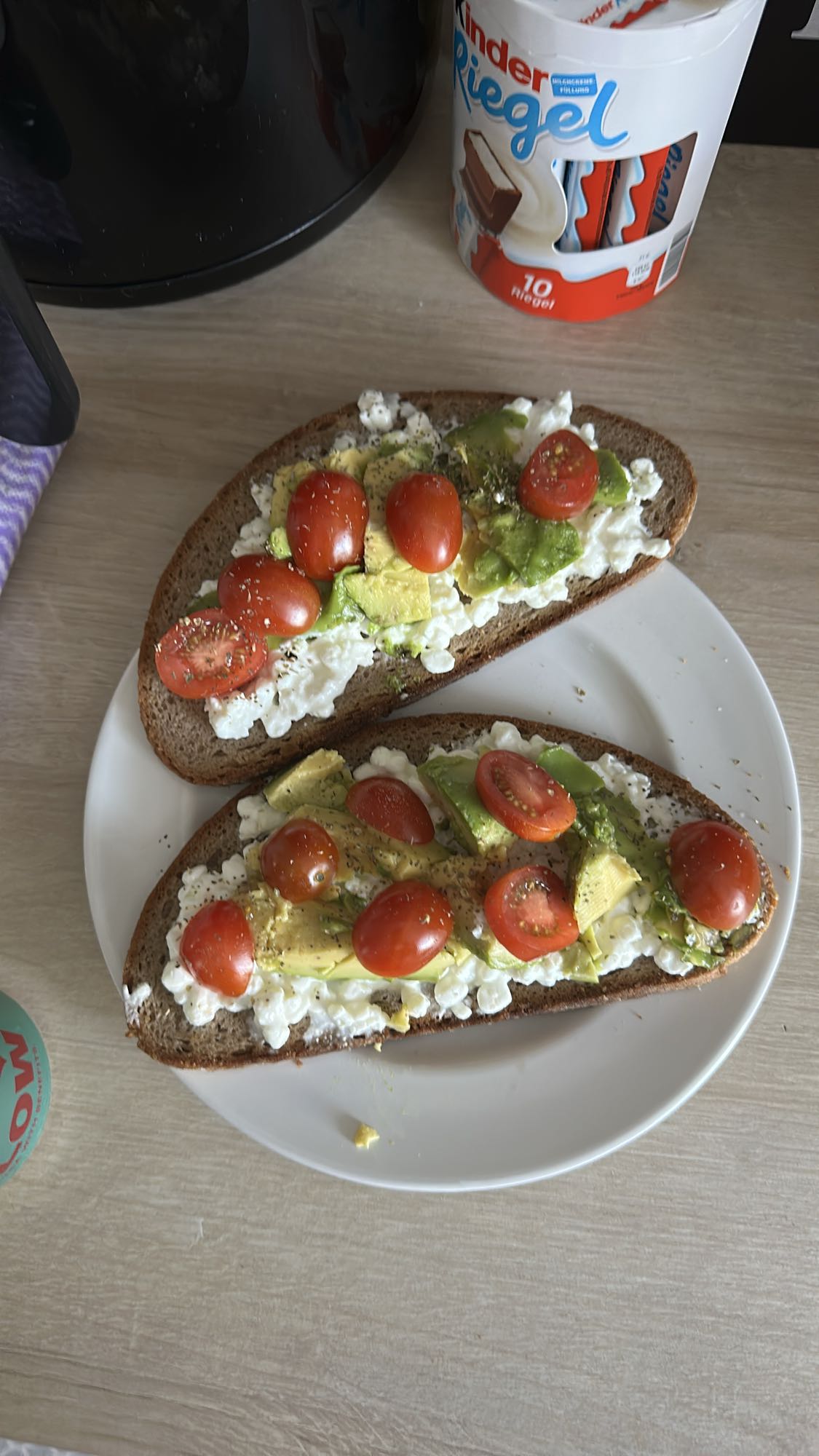 Vollkornbrot mit Hüttenkäse, Avocado & Tomate