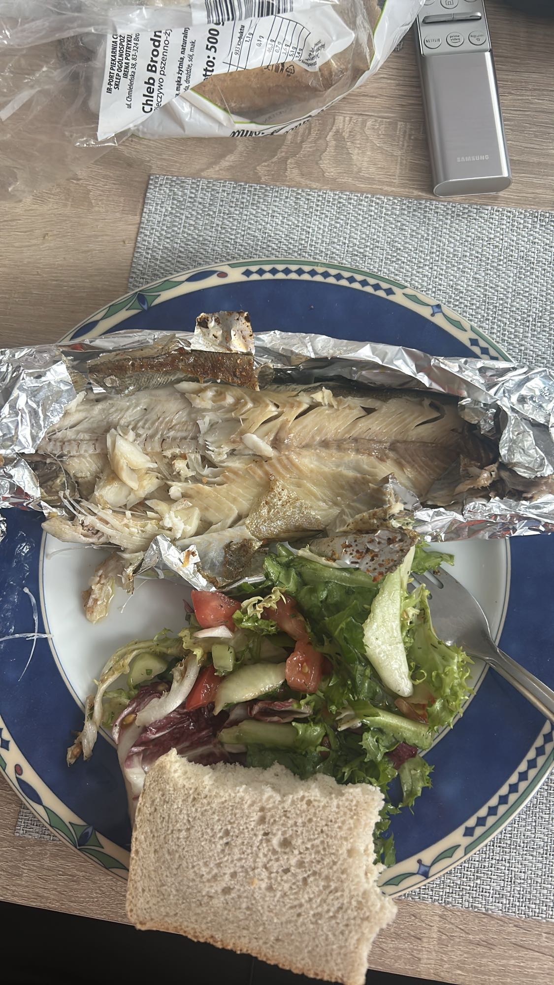 Ryba z sałatką i chlebem