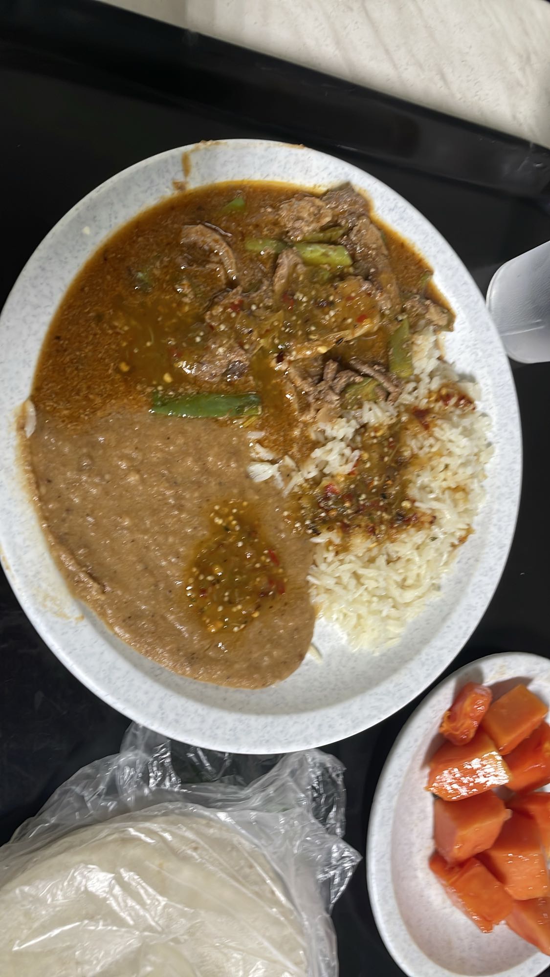 Carne con arroz y frijoles