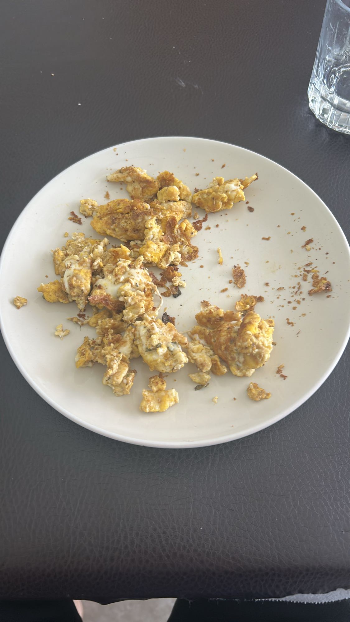 huevos revueltos sencillos con queso Oaxaca, salsas, plátano, mango, creatina y barra de proteína