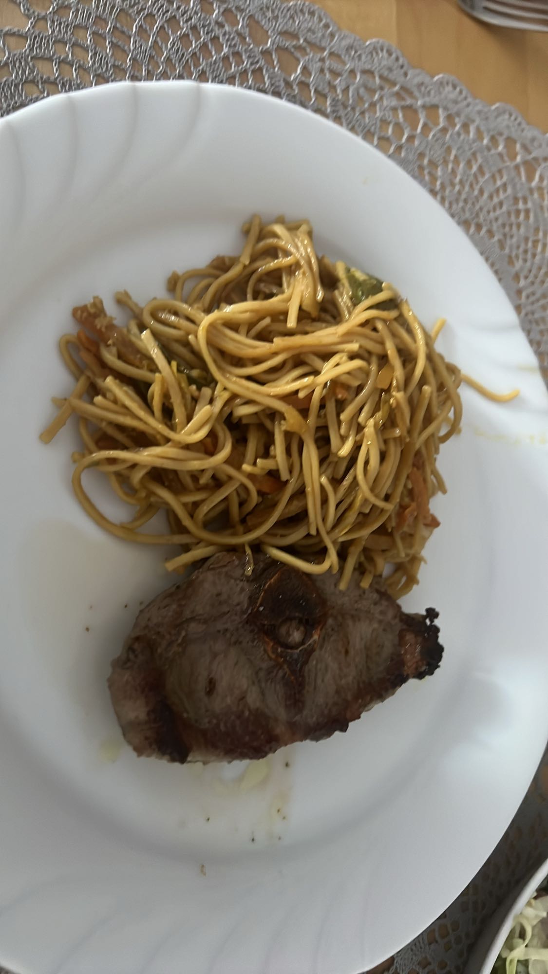 Biftek ve sebzeli noodle