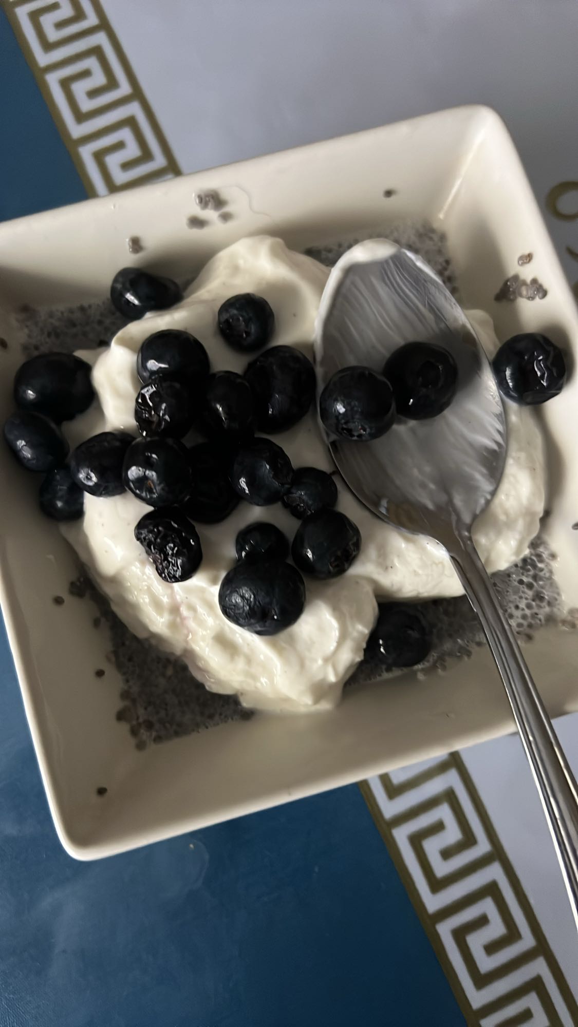 yogur con arándanos y chía