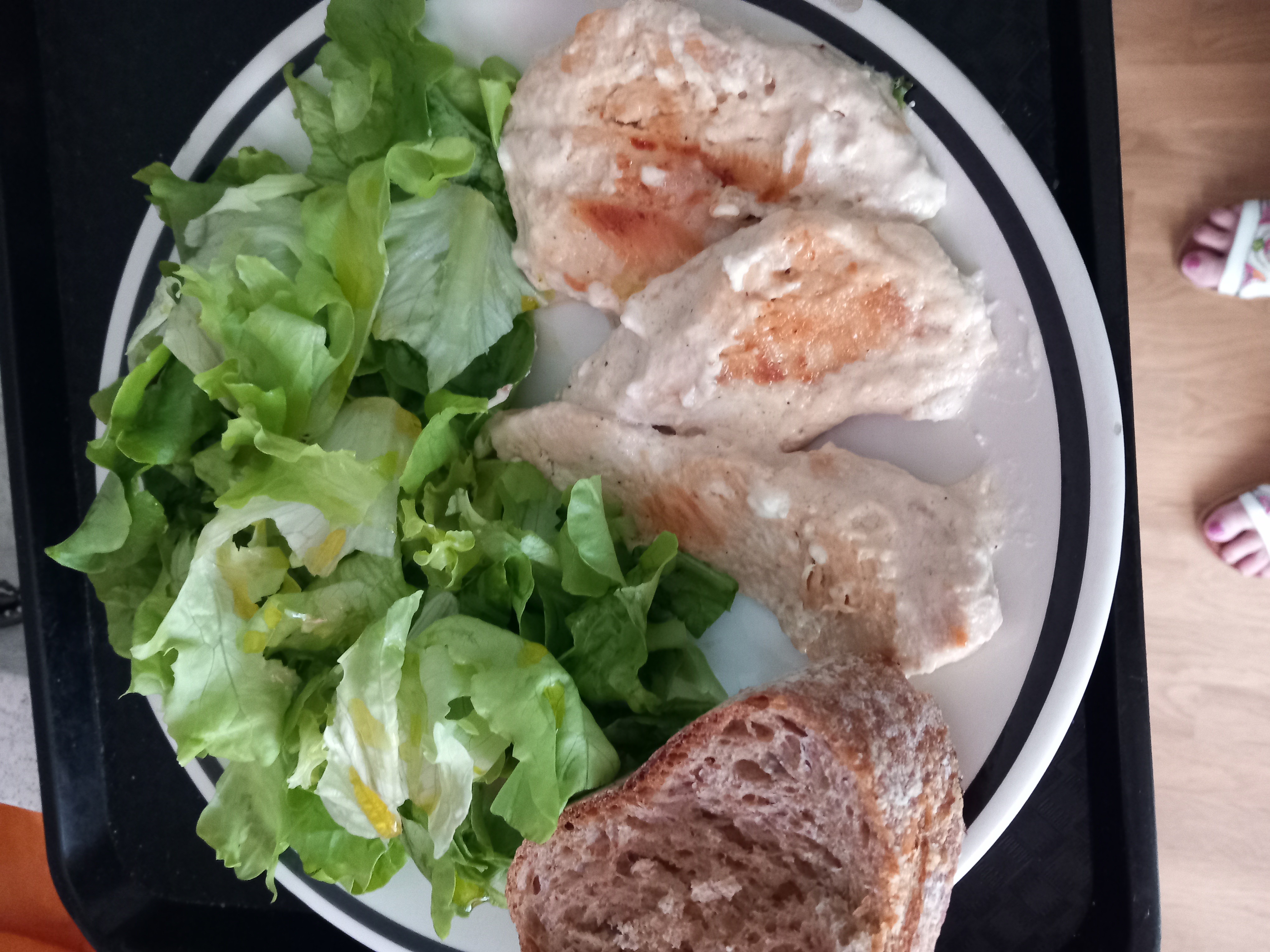 Poulet, salade et pain