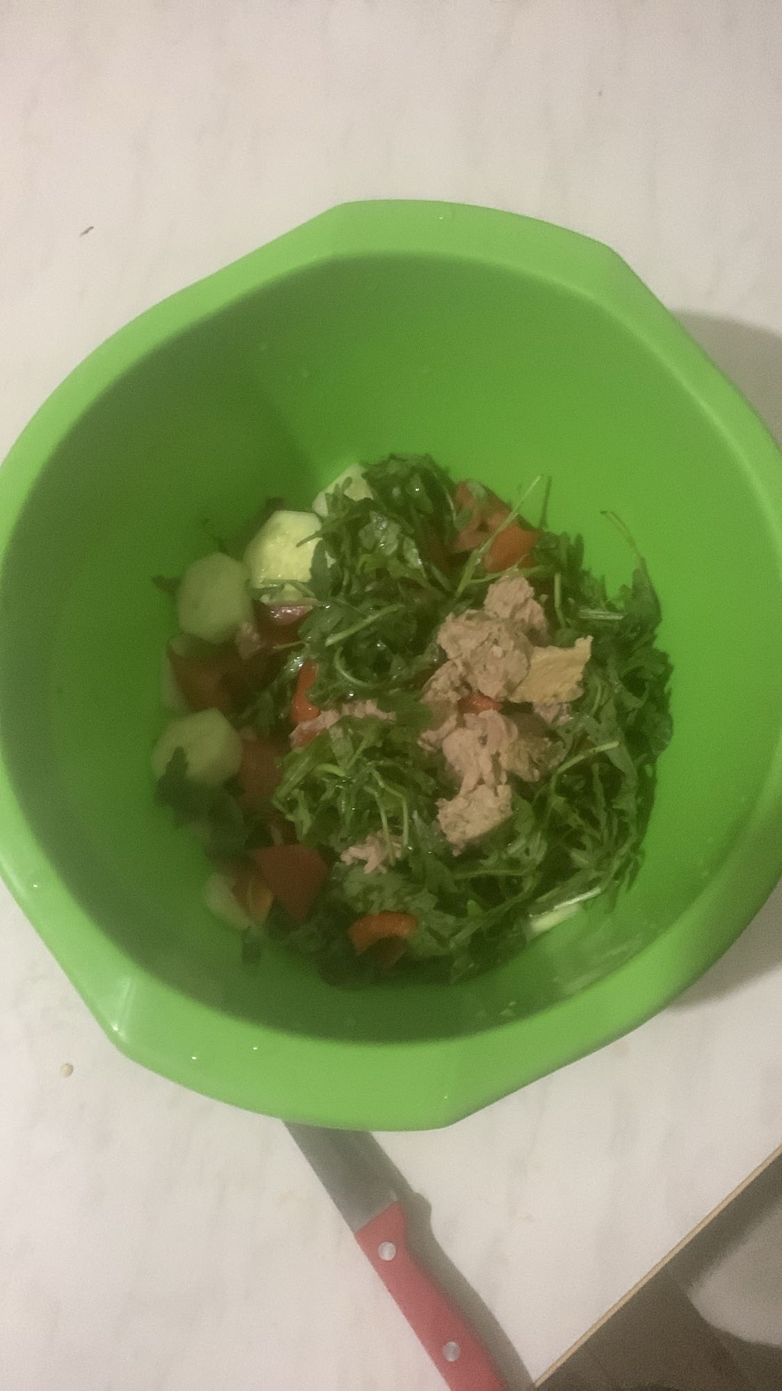 Salată cu ton și legume