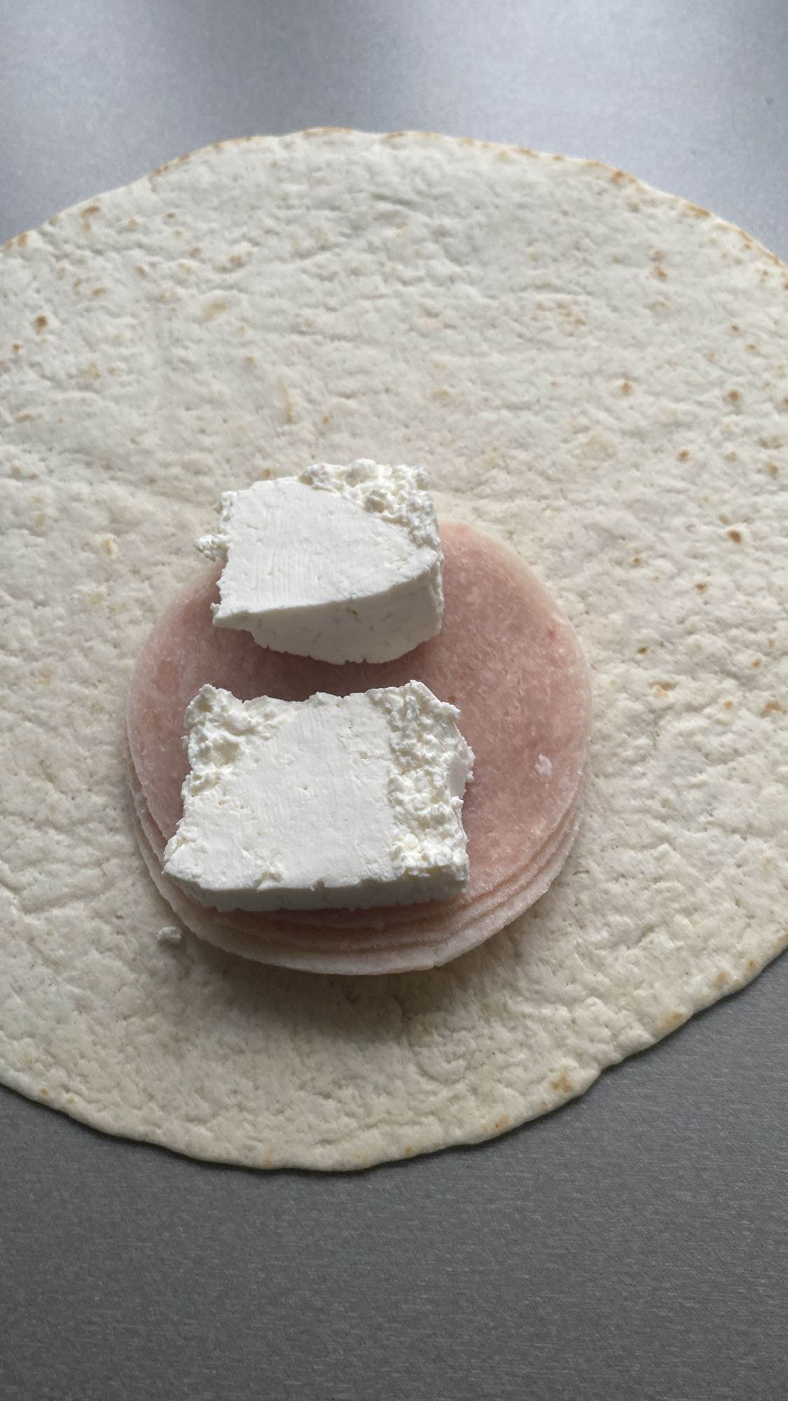 Tortilla z szynką i chudym serem