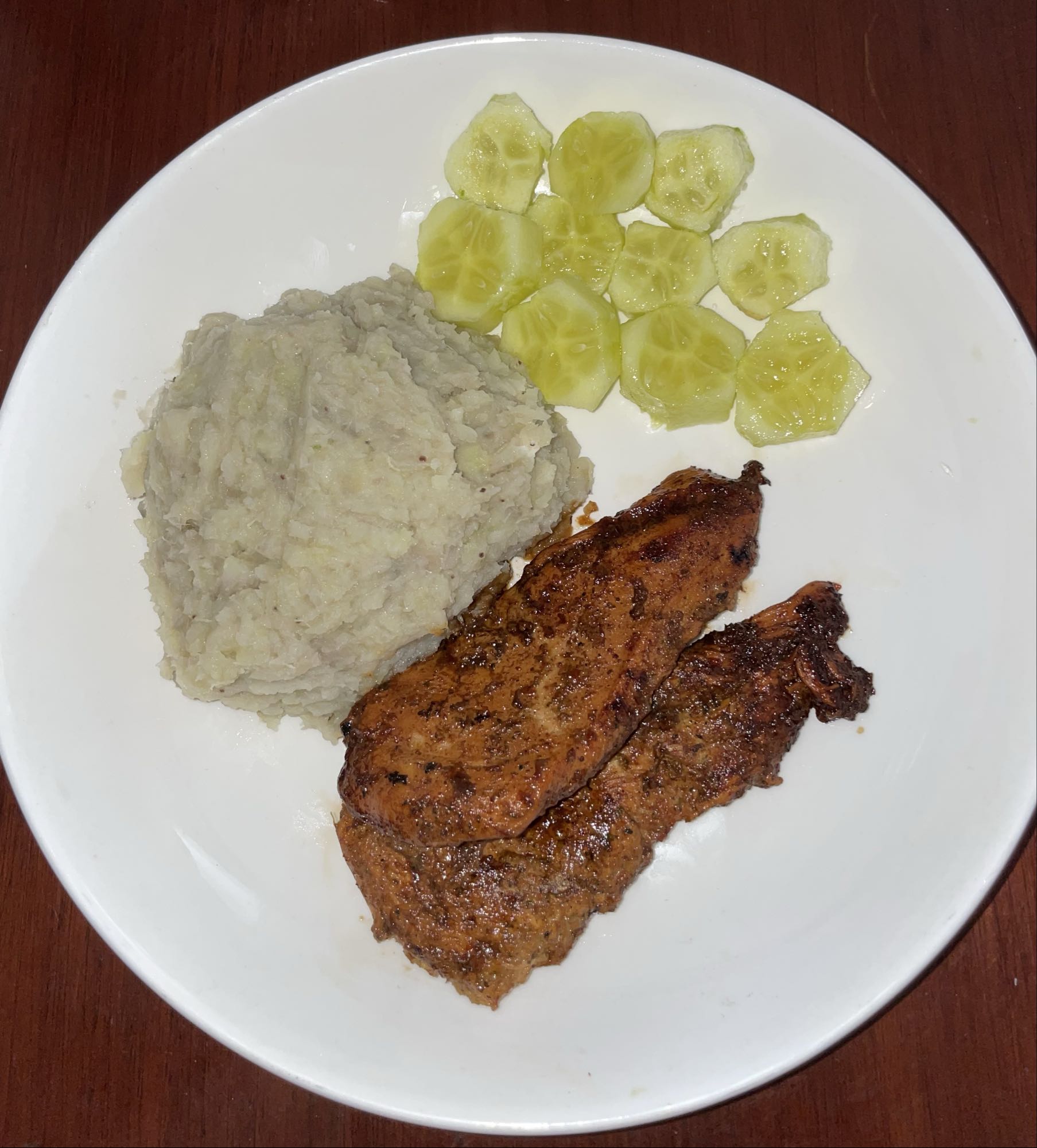 Pollo con puré y pepino