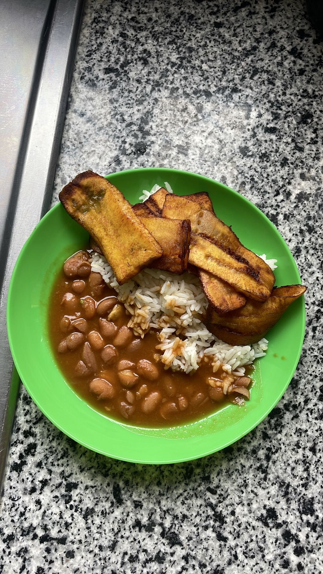 arroz, frijoles y plátano frito