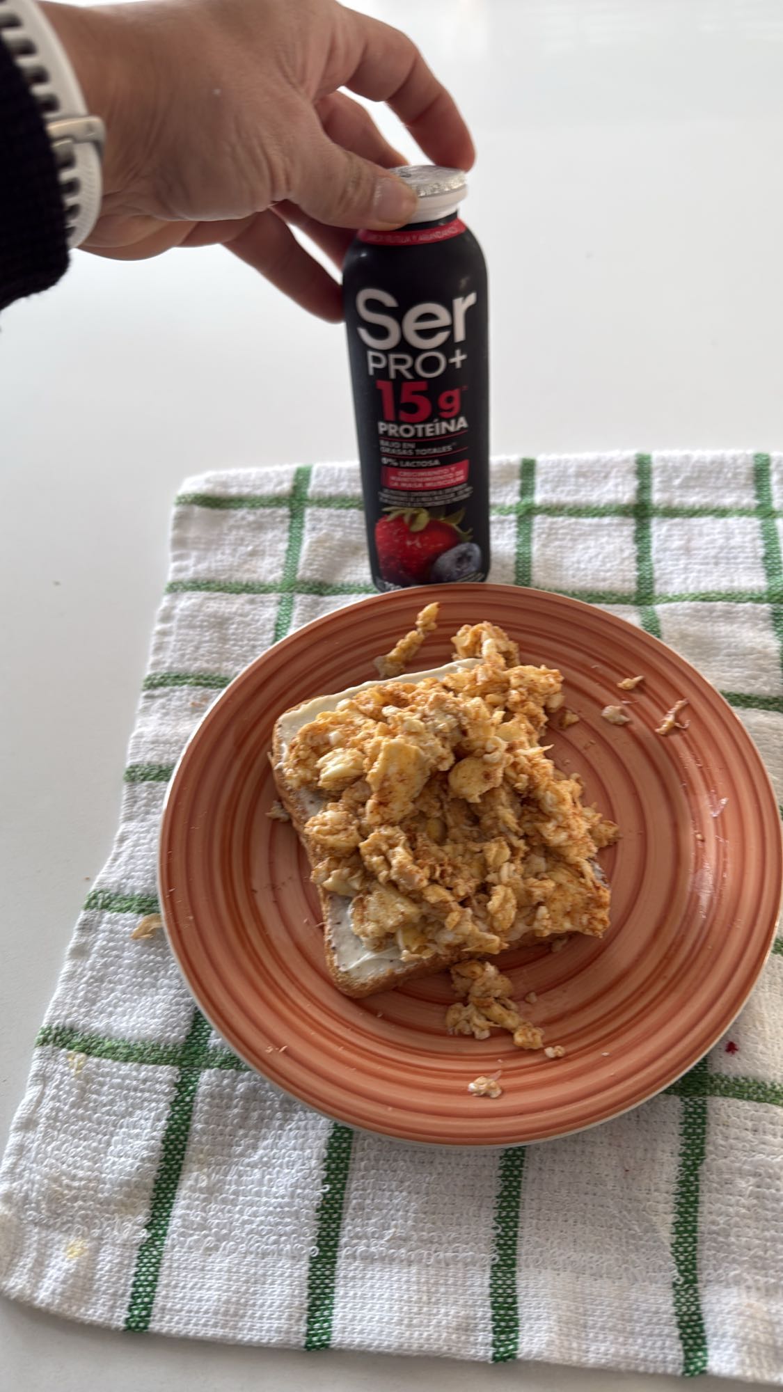 Tostada con huevo y yogur