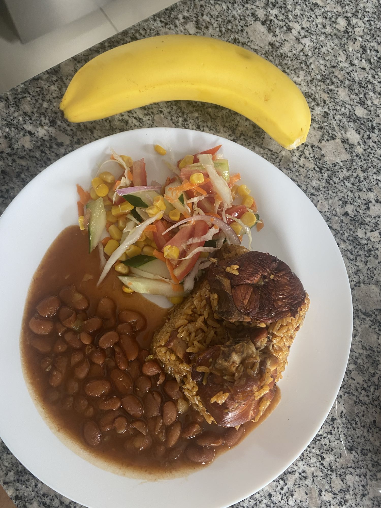 Arroz con pollo y ensalada