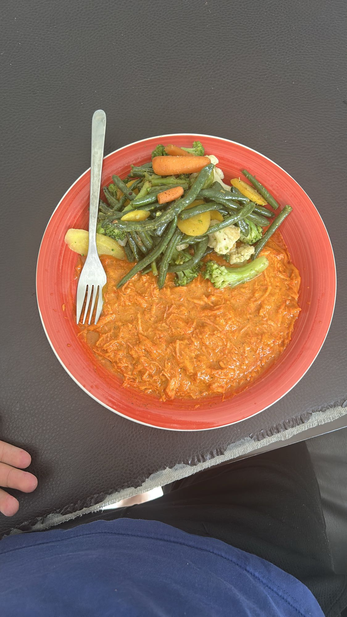 pollo en salsa y verduras con huevos y jamón