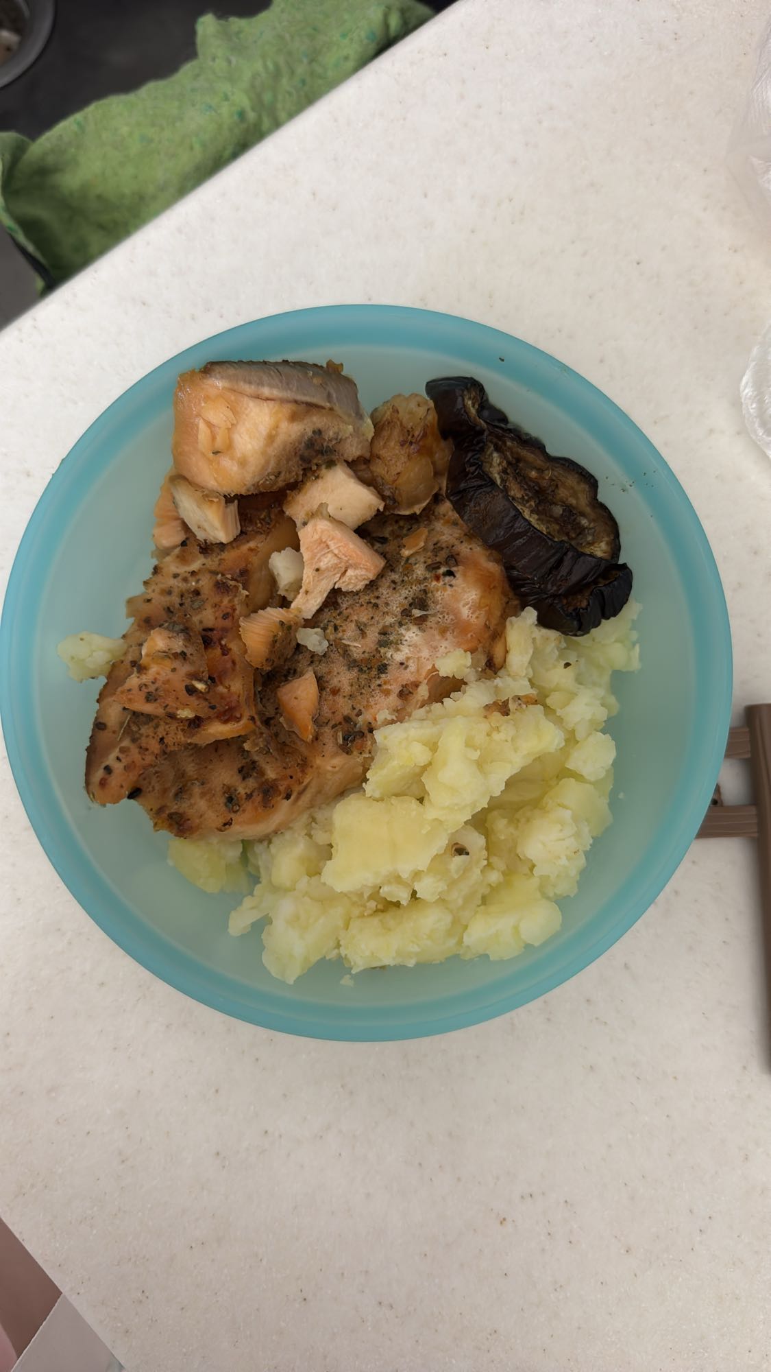 лосось с пюре и баклажаном