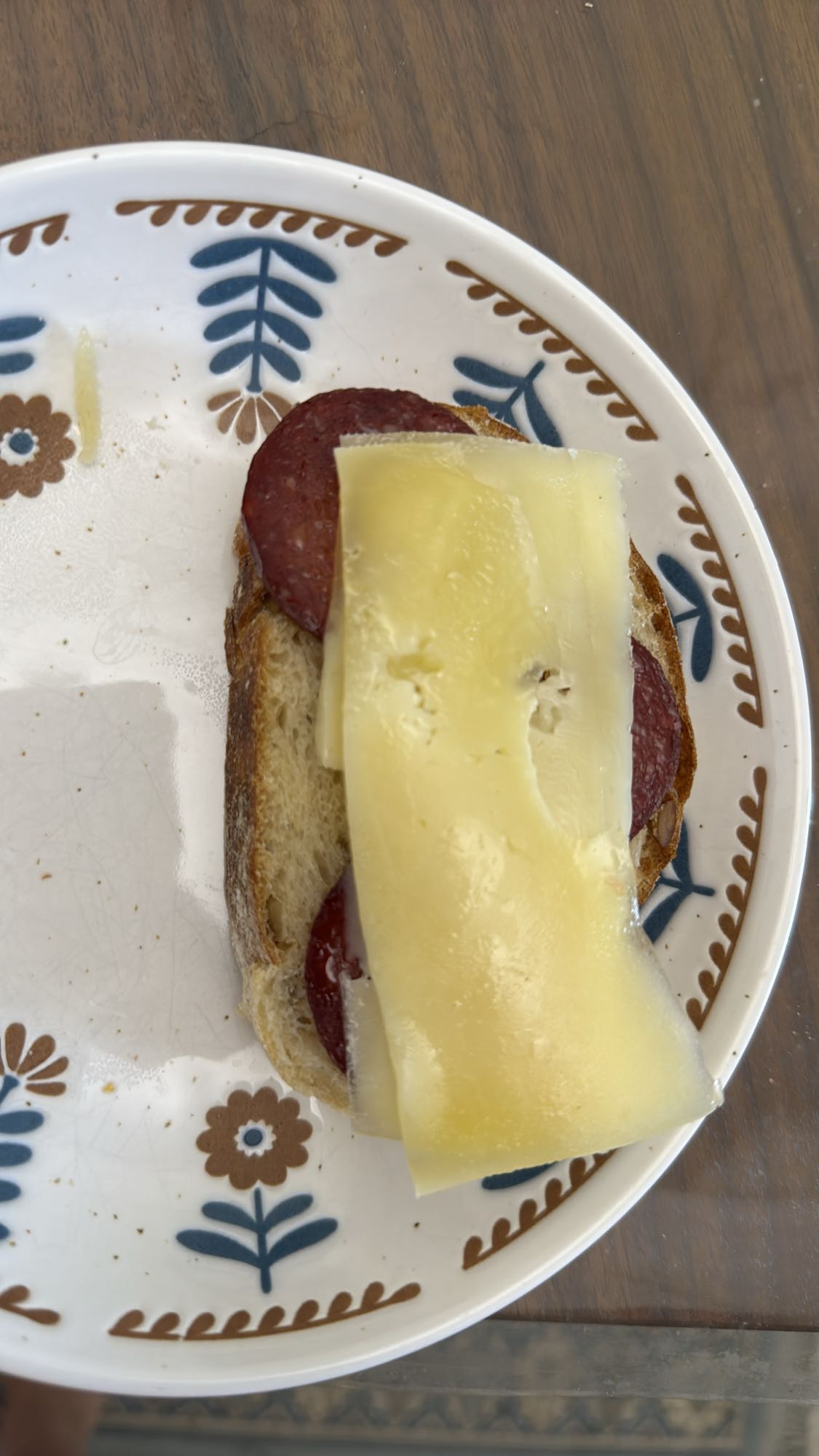 бутерброд с колбасой и сыром