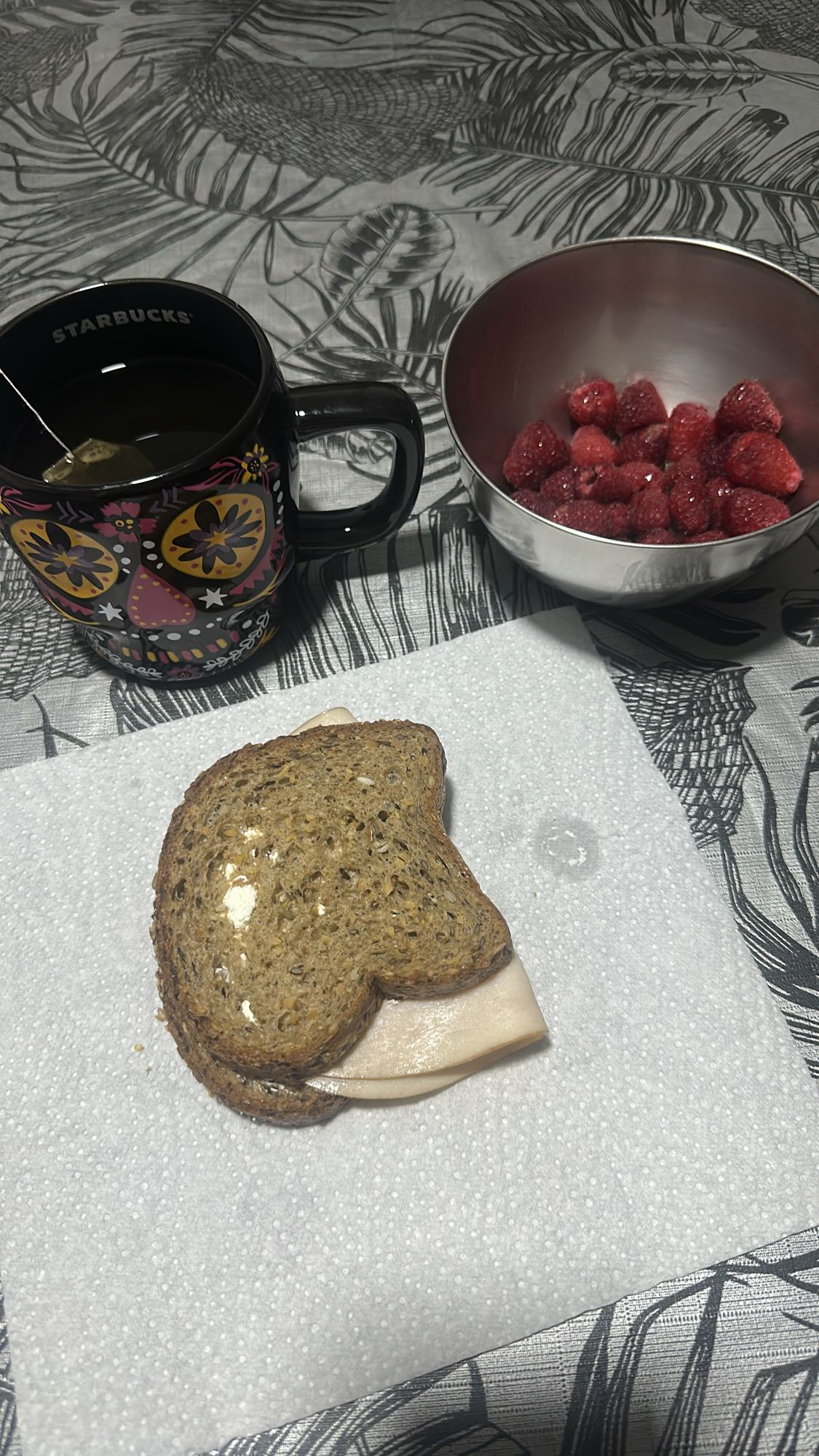 Sandwich dinde, thé, framboises