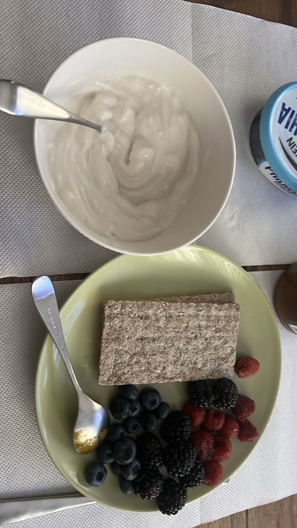 Πρωινό με γιαούρτι και φρούτα