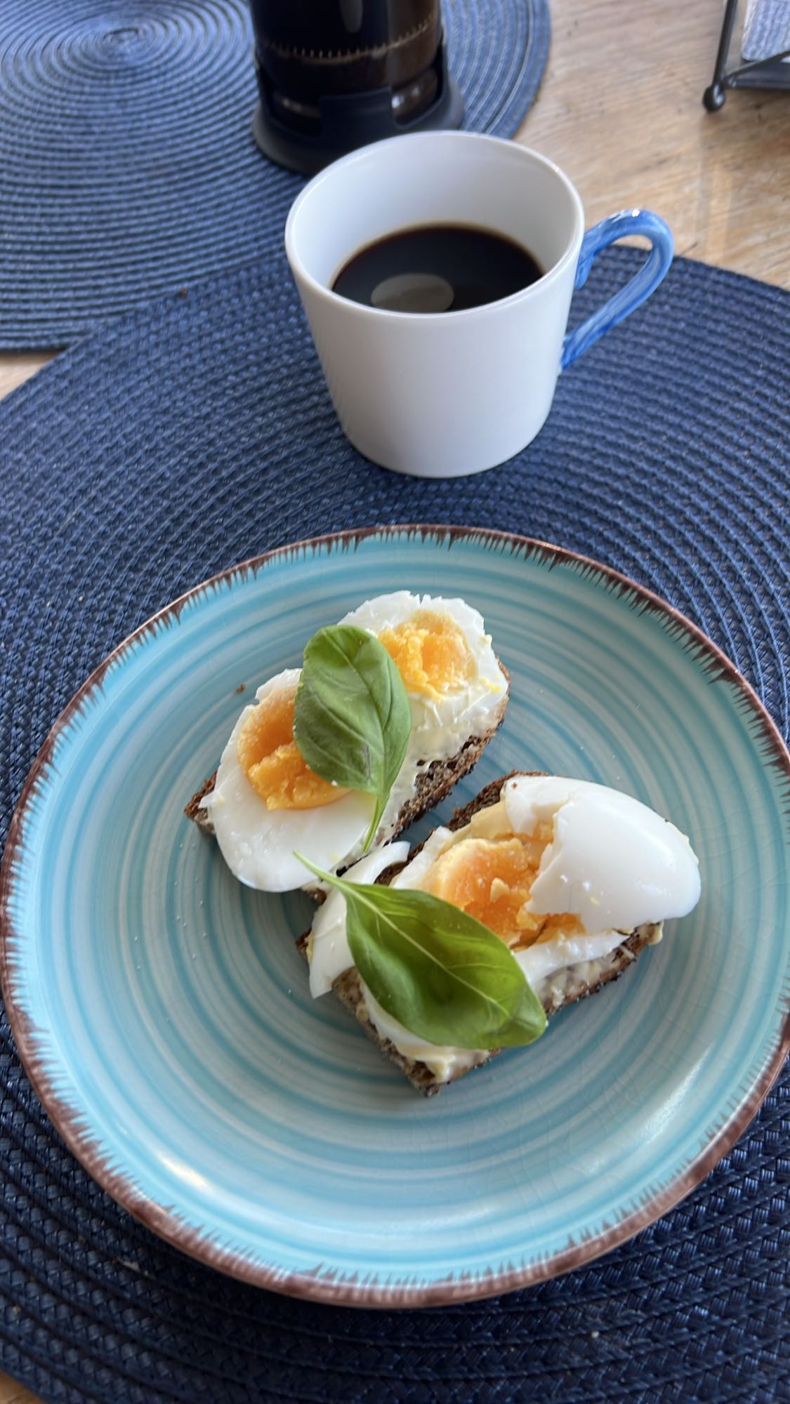 Äggsmörgås med kaffe