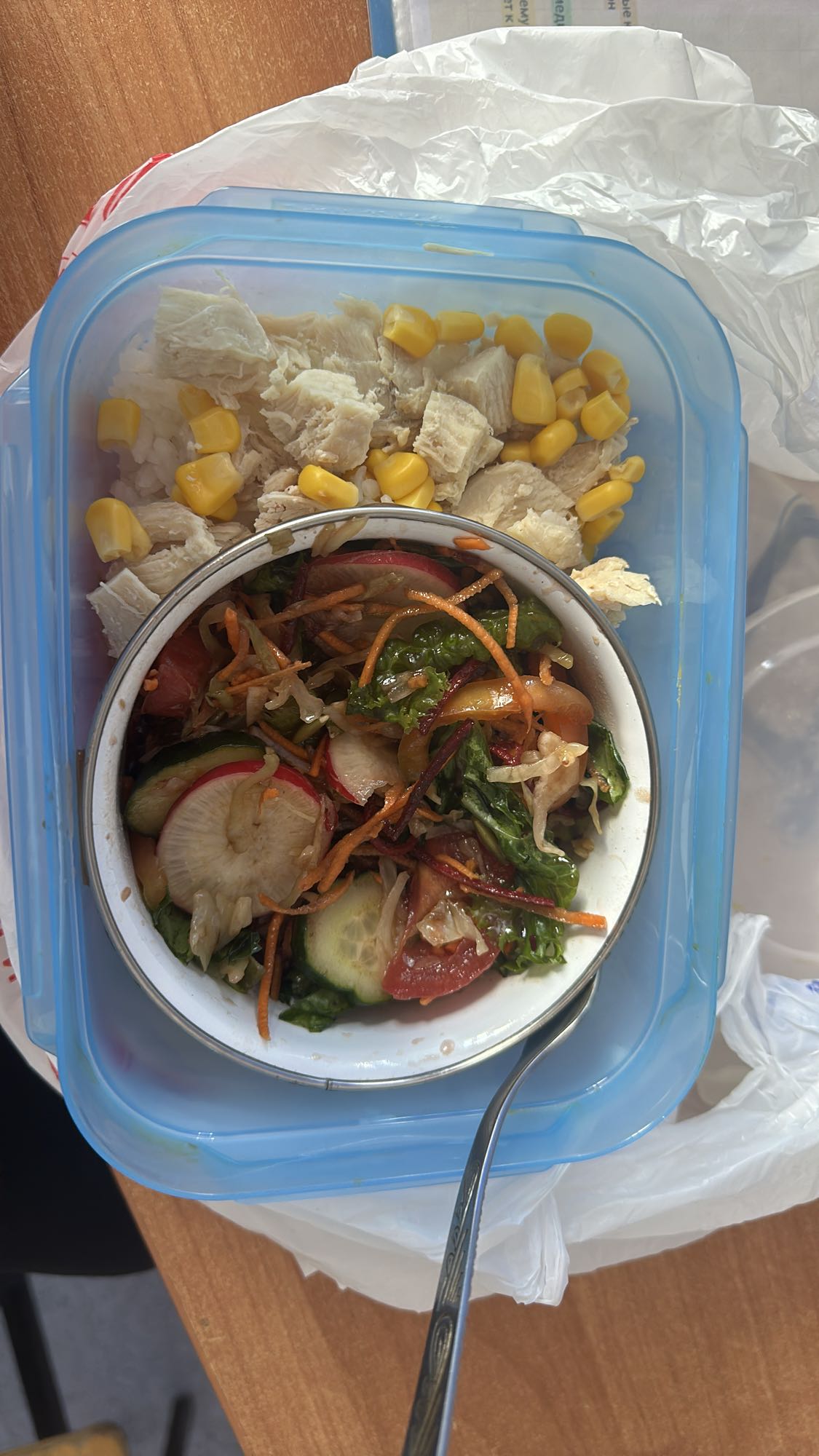 Курица с овощным салатом