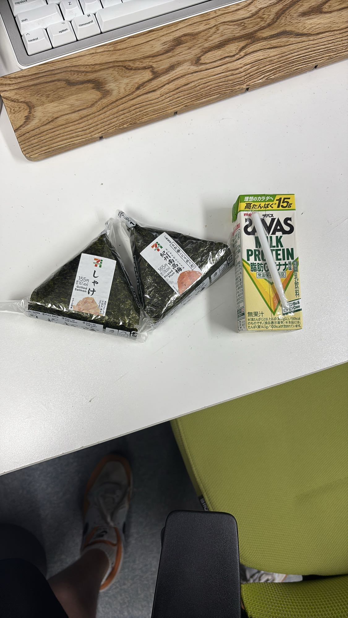 おにぎりとプロテインドリンク