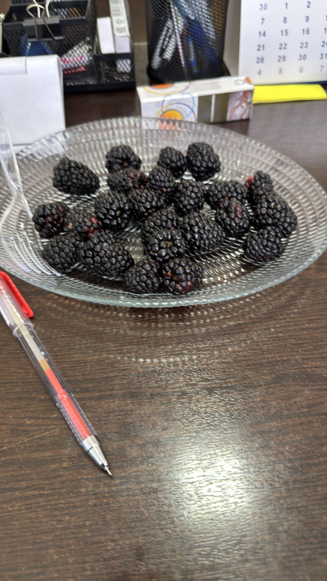 ежевика на тарелке